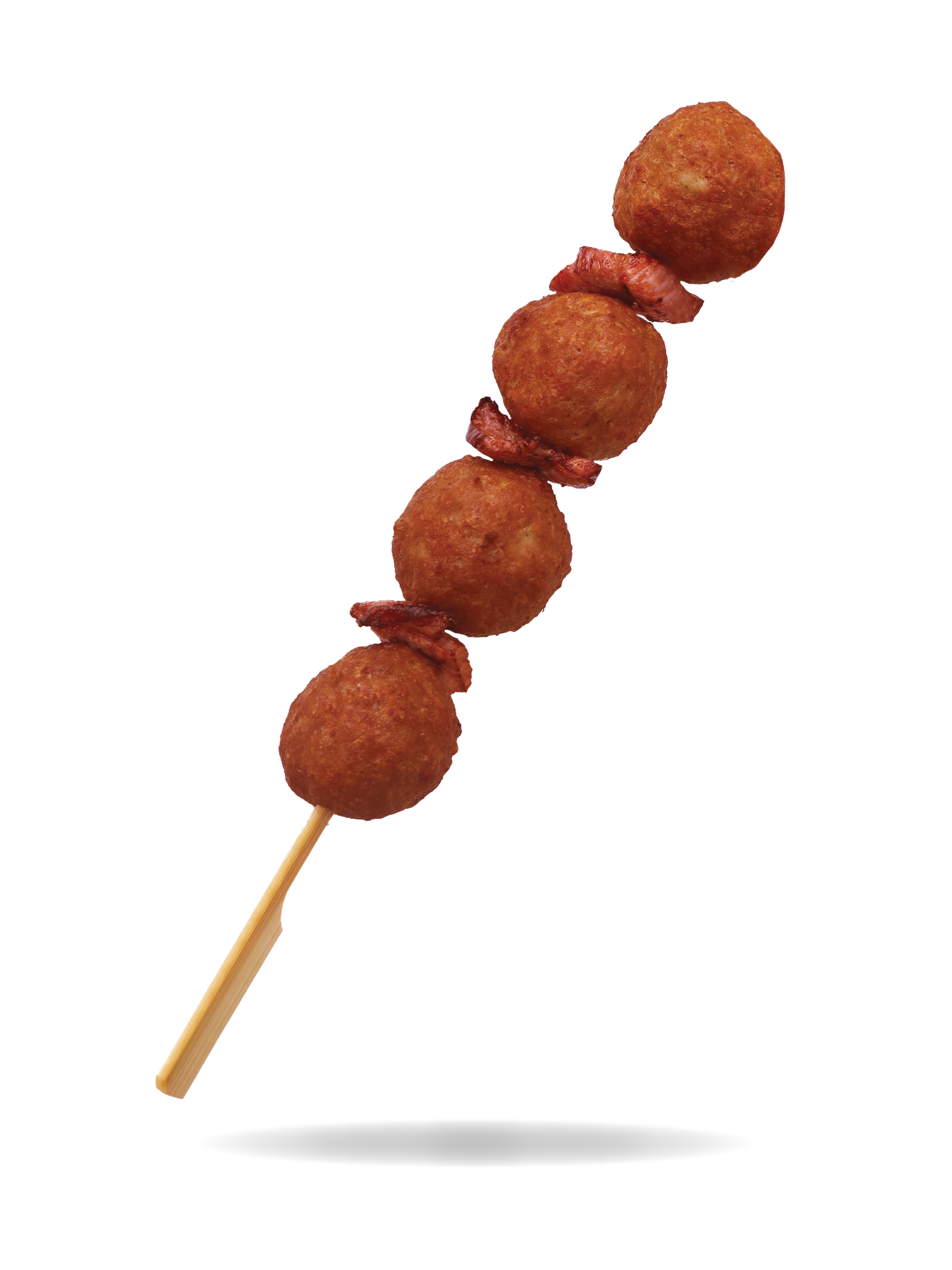 Een saté met vier kroketten en stukjes bacon op een vork.