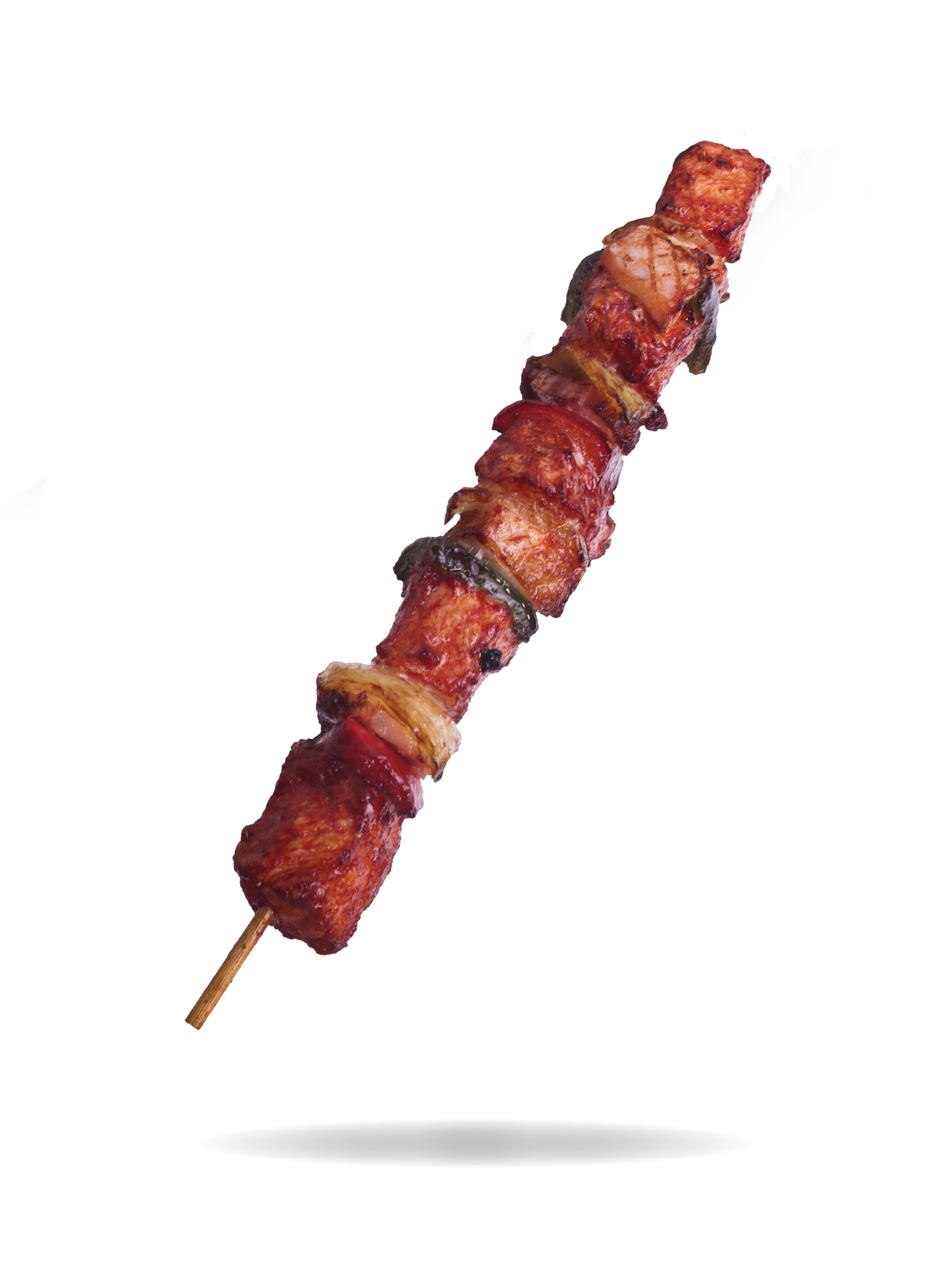 Een spies met gegrilde vleesschijfjes, bacon en groenten, mogelijk voor op een barbecue.