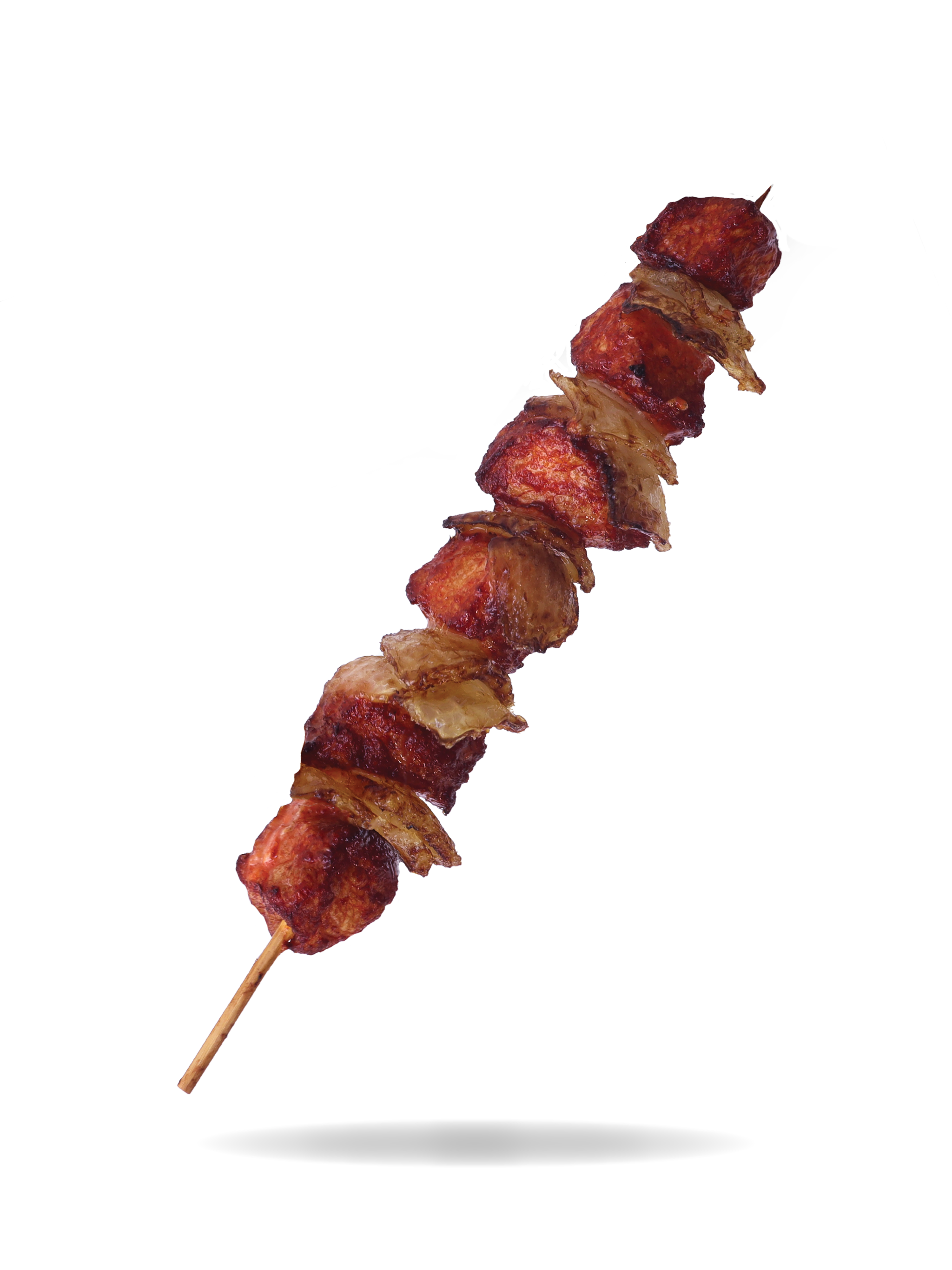 Een spies met gegrilde stukjes vlees en vet