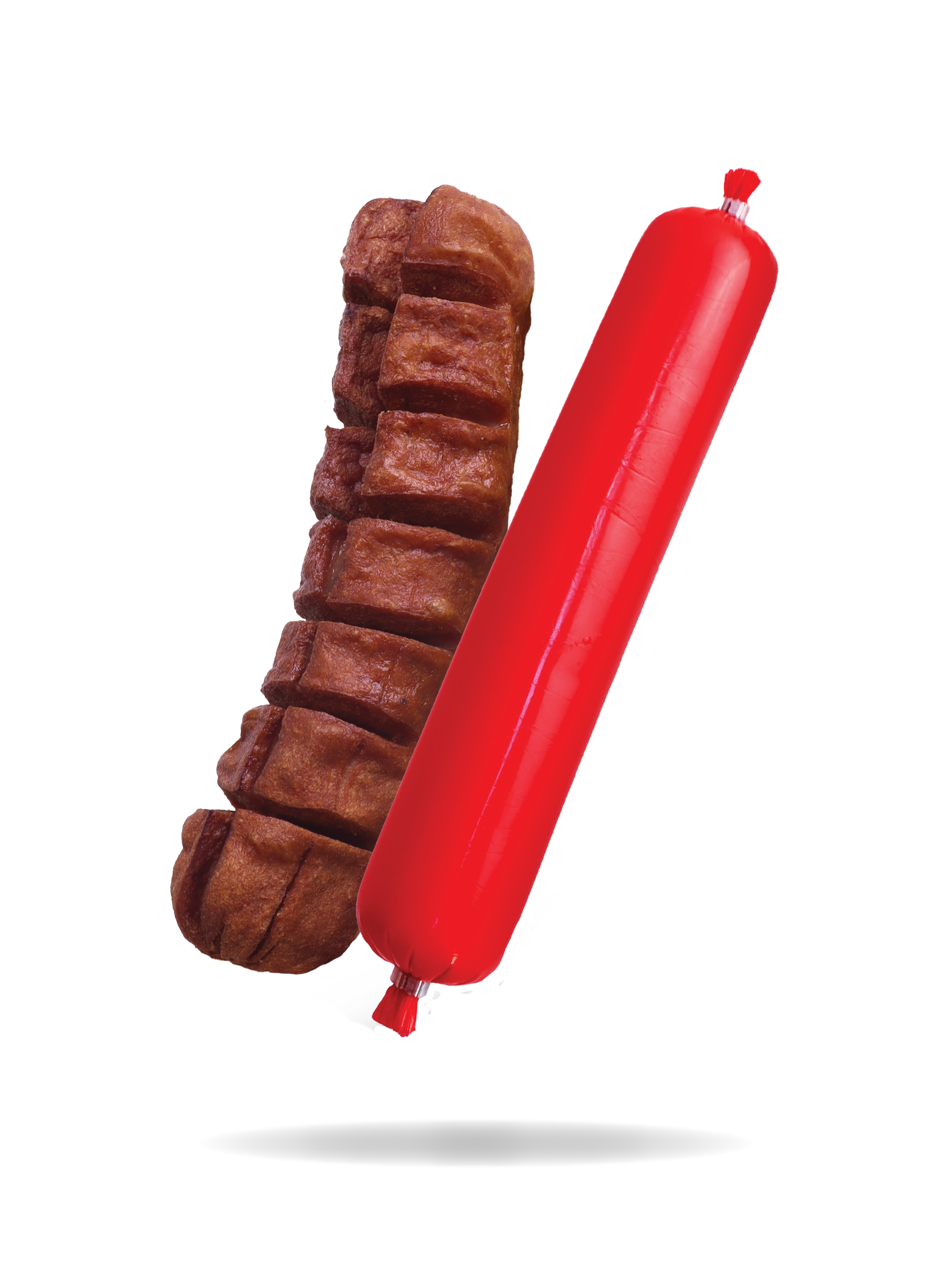 Een stuk gekookt vlees en een grote vlamworst naast elkaar op een zwarte achtergrond.