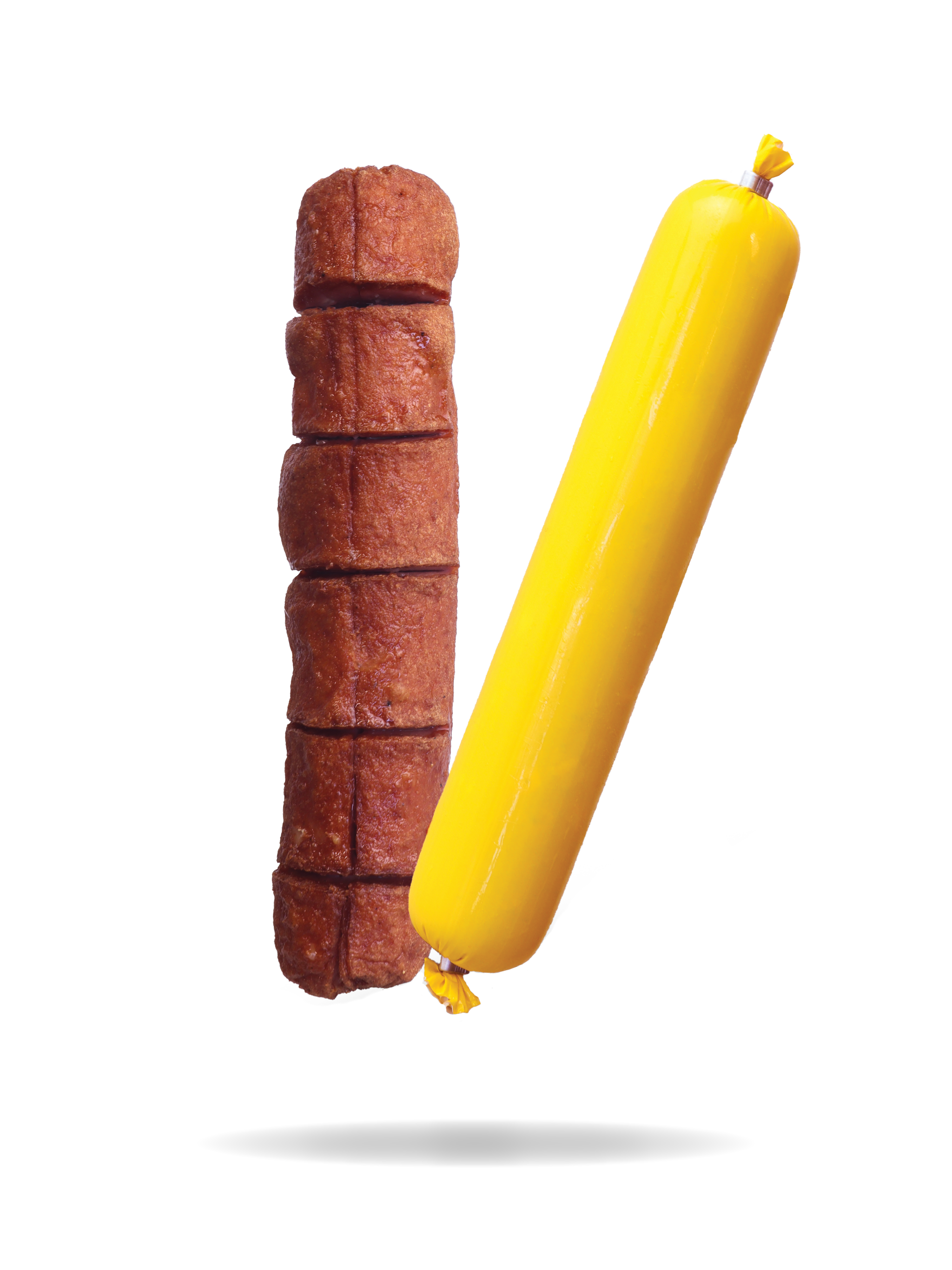 Een rij krokante gefrituurde kroketten en daarnaast een grote gele worst, beiden op een witte achtergrond.