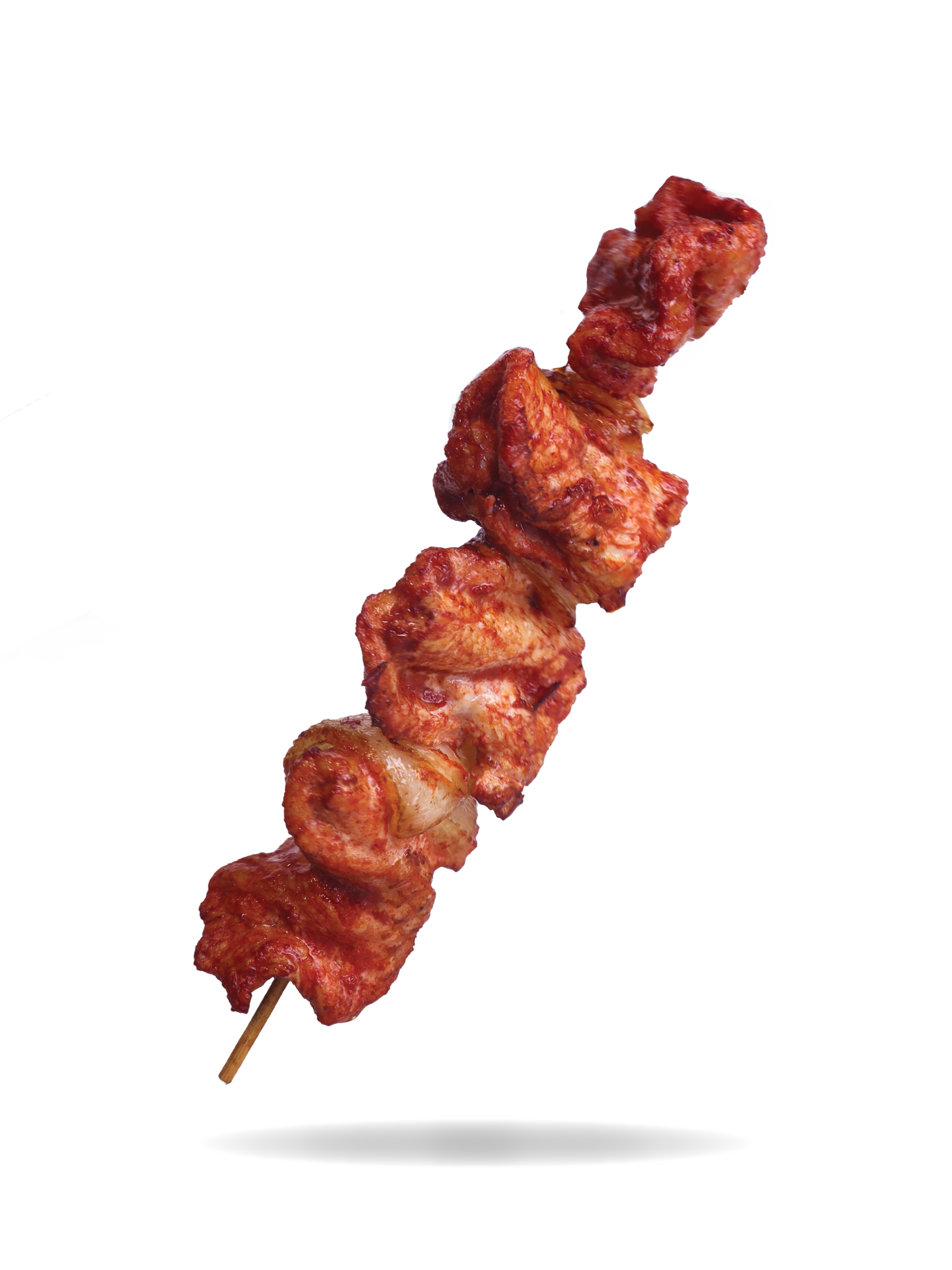 Afbeelding van vier spiesjes met gegrilde kippenvlees, gepresenteerd op een zwarte achtergrond.