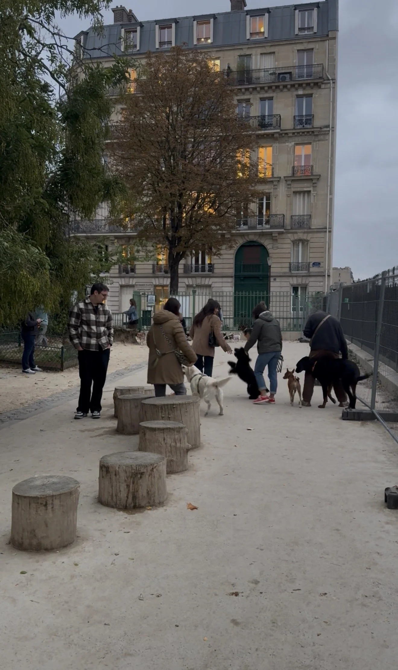 Les meilleurs parcs et canisites de Paris 17 pour votre poilu 🌳 🇫🇷