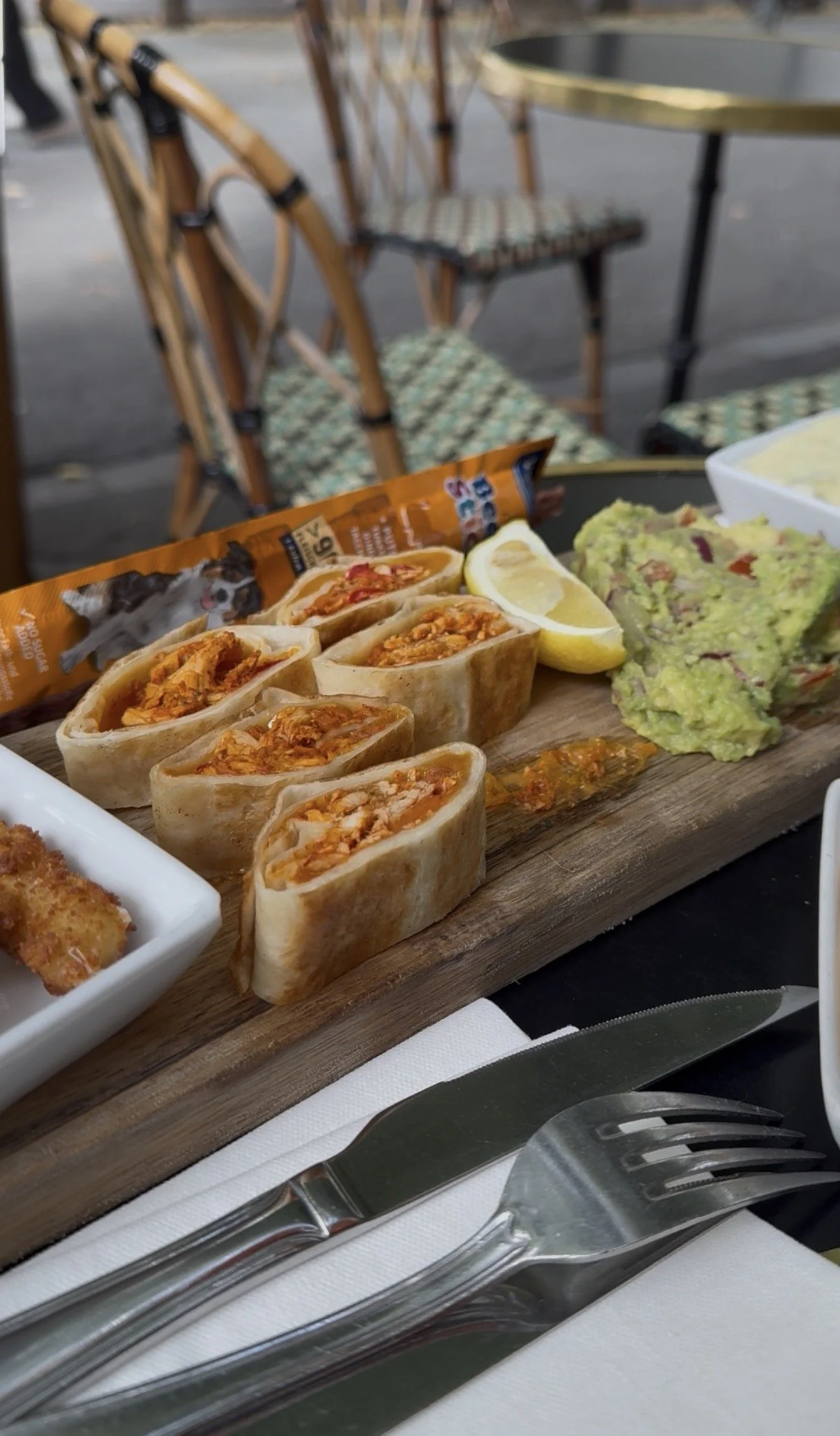 Où manger avec son chien à Paris 17 ? Accédez à l'Index des restos dog-friendly 🍔