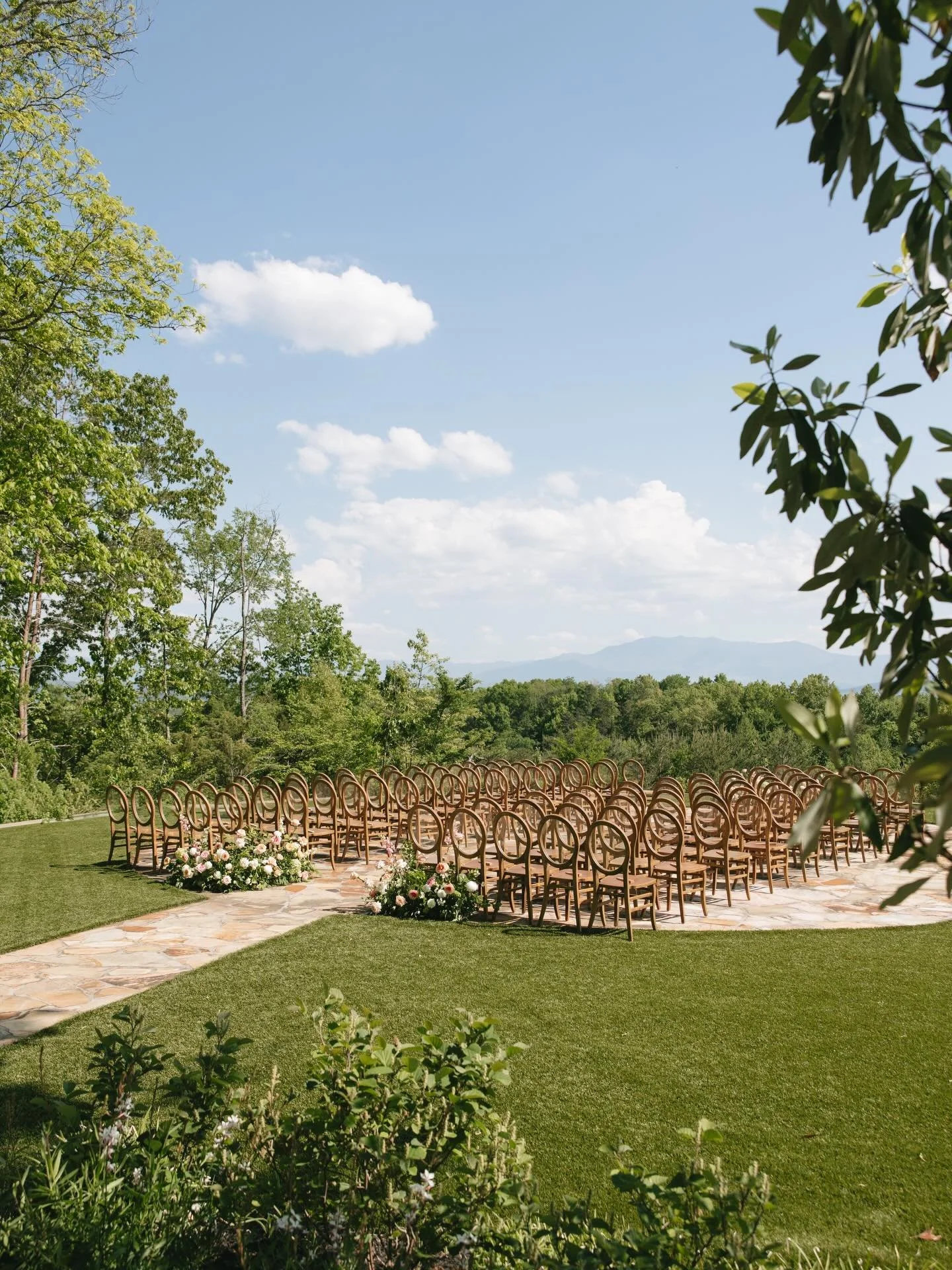 one of my favorite ceremony locations everrrr! 🌹🌸💐

#weddingphotography #tennesseewedding