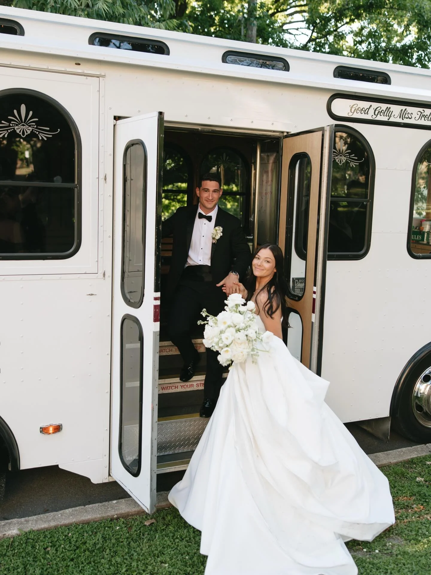Just obsessed with these sneak peeks from this beautiful day 💗💗

Venue: @sbc_weddings 
Planning: @elizabethevents_ 
Photo: @carlyannphoto 
Video: @marvelouslightmedia 
Content: @soireelanee 

#nashvillewedding #nashvilleweddingphotographer #tenness
