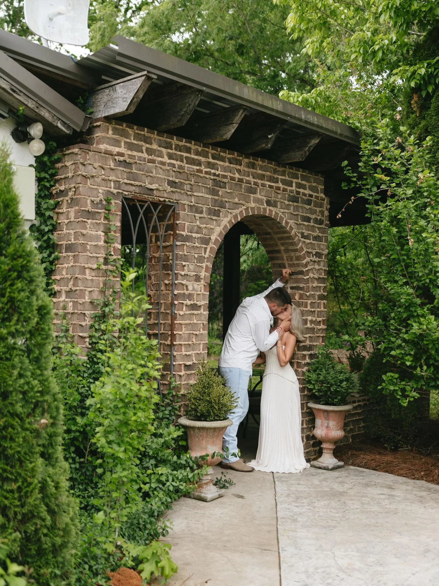 When the rain stops just for your engagement photos and the starts again as soon as you&rsquo;re walking back to your car 💅 >>>>

#tennesseephotographer #weddingphotographer