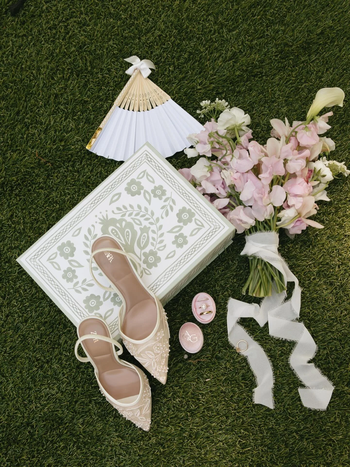 probably one of my favorite flat lays I&rsquo;ve done to date 💗

#weddingphotographer #tennesseewedding
