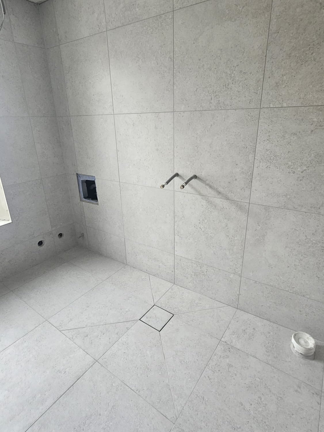 &Auml;nnu ett badrum snart avklarad. Platts&auml;ttning gjord av v&aring;r grymma platts&auml;ttare Robban. ✨🫶🏼🥳👑 Dunderhonung 🍯