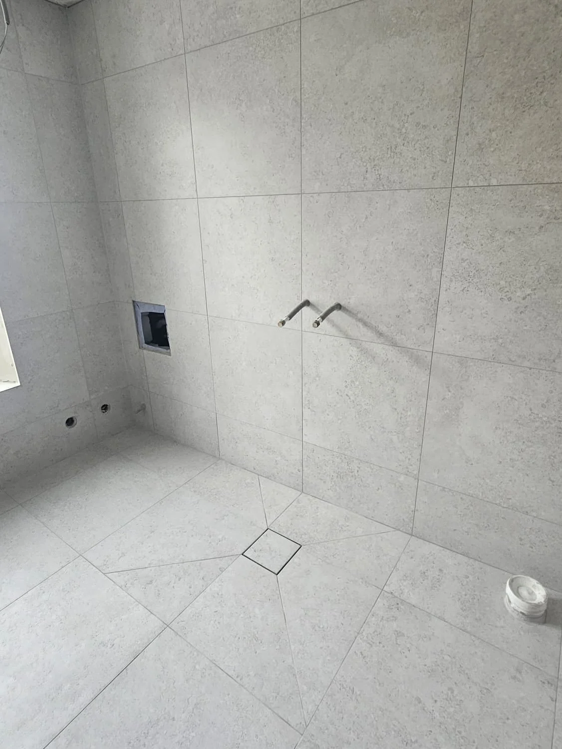 &Auml;nnu ett badrum snart avklarad. Platts&auml;ttning gjord av v&aring;r grymma platts&auml;ttare Robban. ✨🫶🏼🥳👑 Dunderhonung 🍯