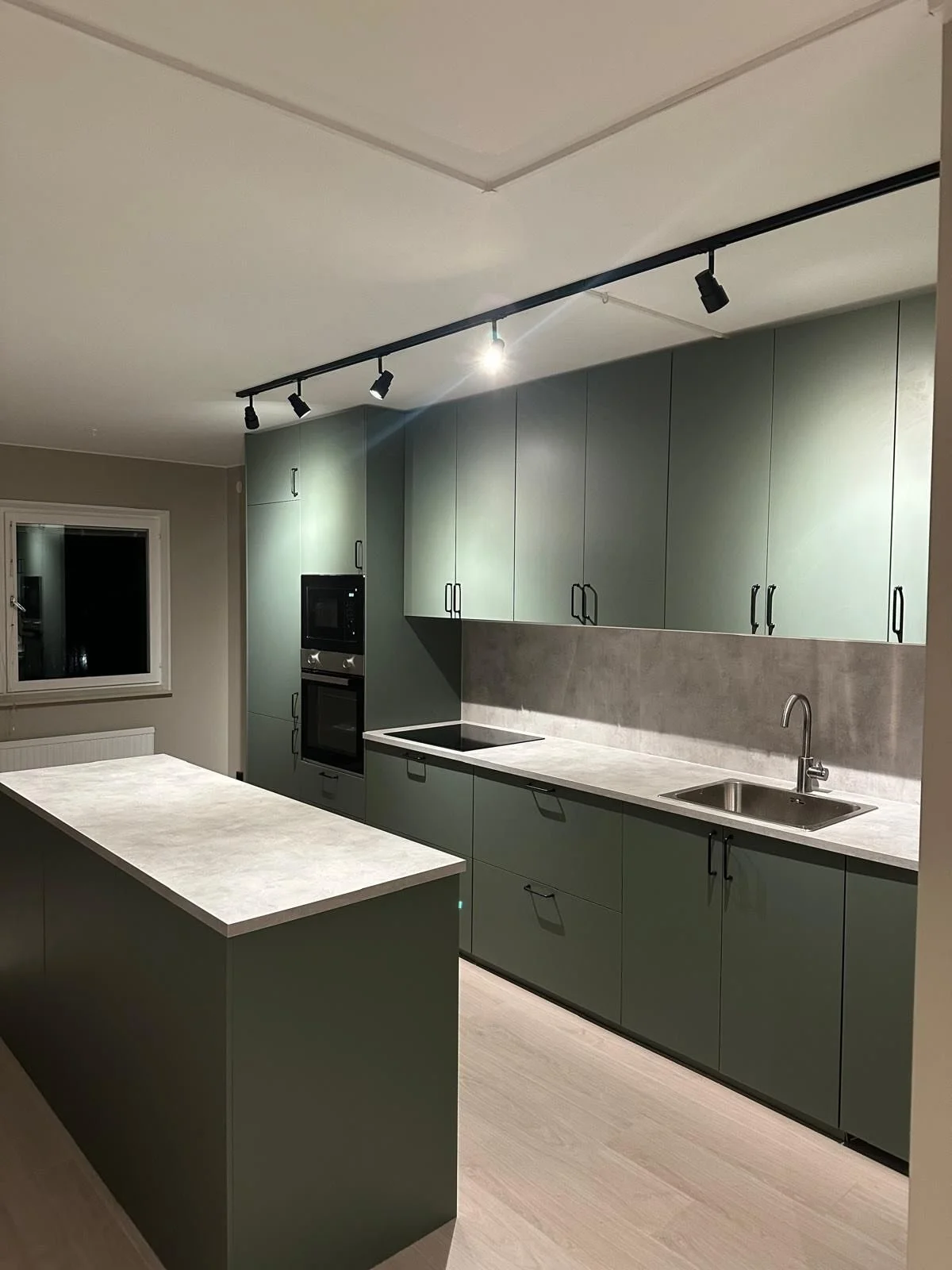 Nymontering av k&ouml;k, renovering av golv, v&auml;ggar samt tak. 👏✨😍, God forts&auml;ttning 🥰