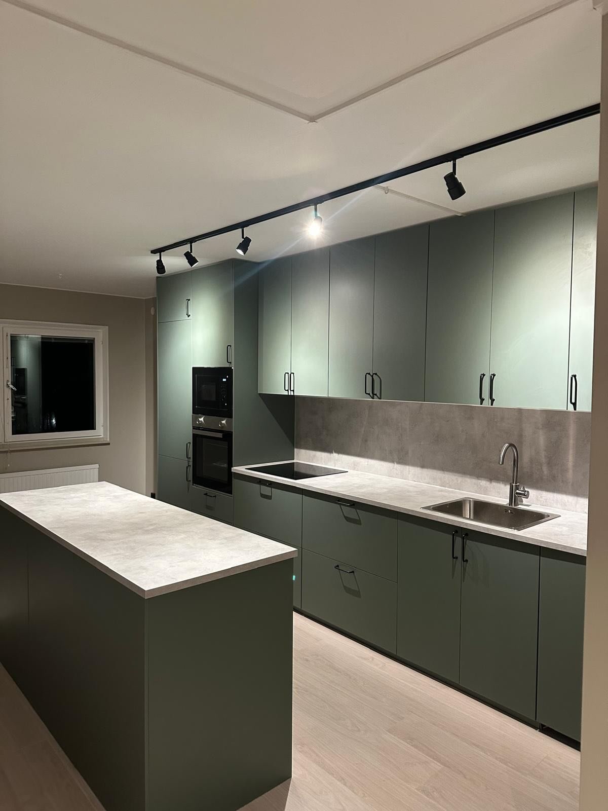 Nymontering av k&ouml;k, renovering av golv, v&auml;ggar samt tak. 👏✨😍, God forts&auml;ttning 🥰