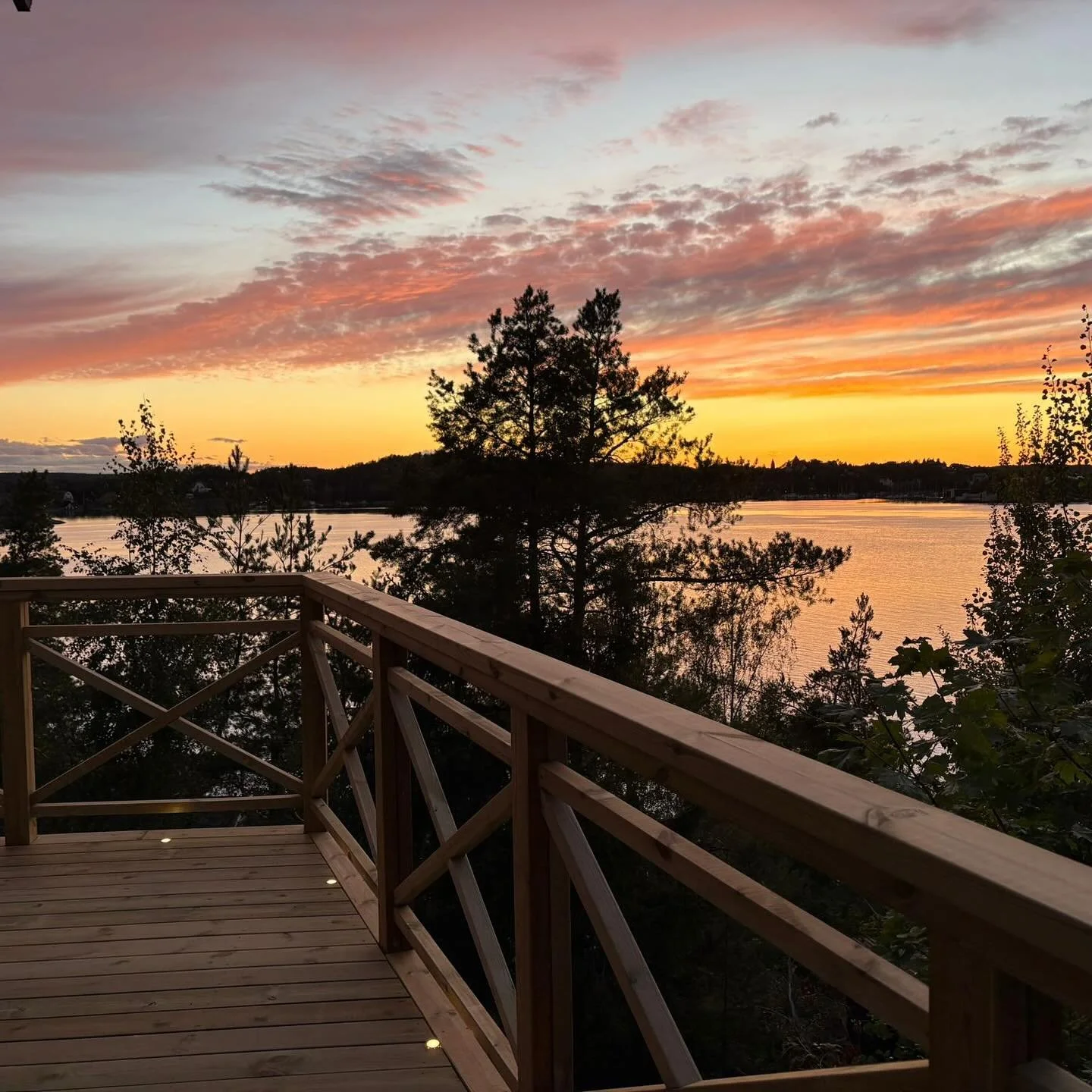 En magisk utsikt, ett sp&auml;nnande projekt vi har f&aring;tt &auml;ran att utf&ouml;ra. Tack f&ouml;r f&ouml;rtroendet och njut av solnedg&aring;ngarna 🌅🥂🫶🏼✨