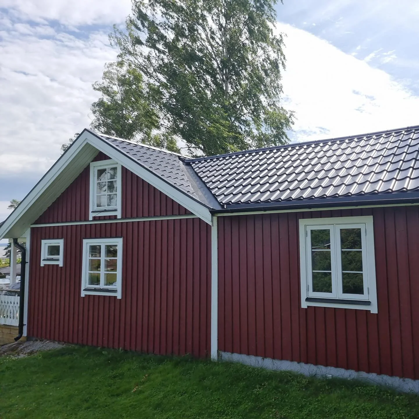 Nytt tak monterat i K&ouml;ping av v&aring;ra duktiga killar i V&auml;ster&aring;s. ☀️🌷