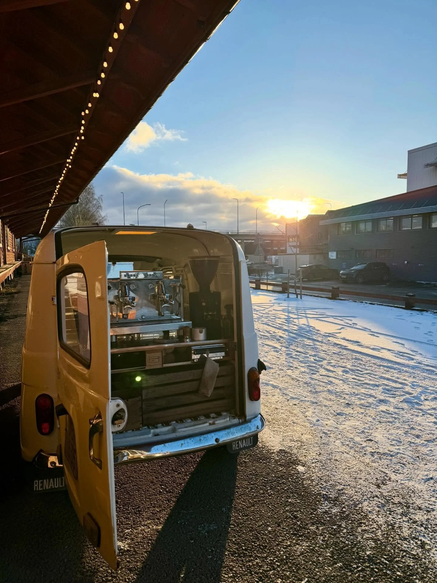 We are back on Wednesday!
The best Semla from @loshult_handelsbod &amp; amazing coffe from @koppi_roasters 

See you 04.02. between 11:30 - 13:30!
No preorder- just swish &amp; go!

@elias.nvo &amp; @raphael_loshult