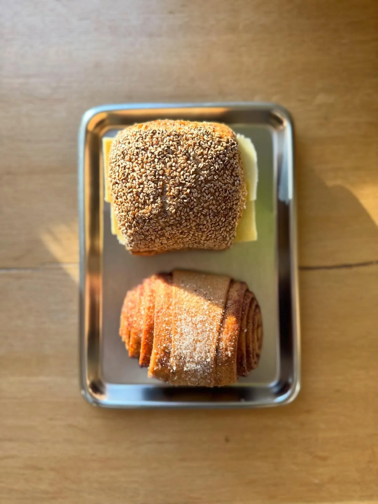 Sunshine and the first signs of spring are in the air 🌿☀️ 

On Wednesday we&rsquo;re serving a simple but delicious lunch combo: 
A sesame breadbun with butter and Comt&eacute; cheese, paired with a freshly baked cinnamon bun. 

Savory meets sweet &