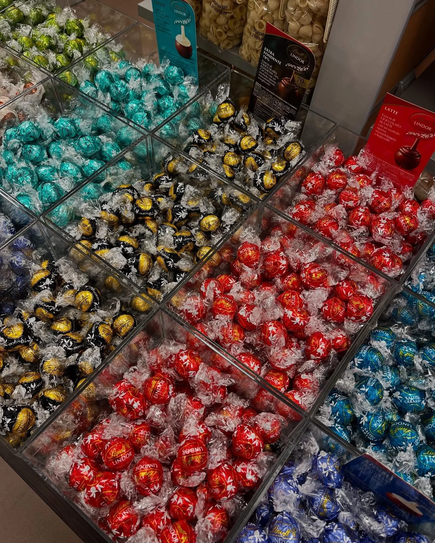 Da oggi sono disponibili in negozio 🔥 😍
Crea il tuo sacchetto di cioccolatini Lindt 🎅

#storemixsarzana