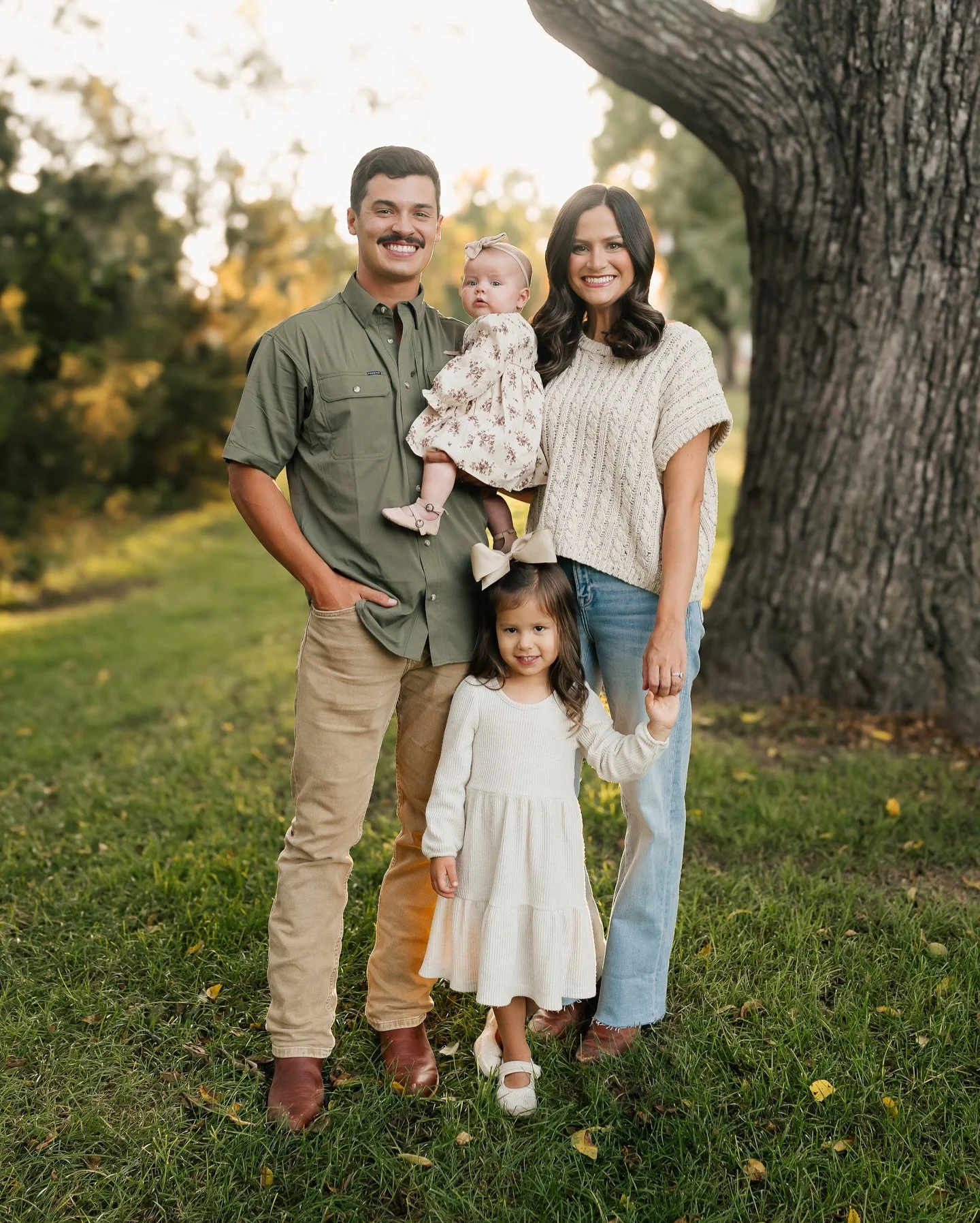 Christmas card season is upon us 🎄🤭 have you gotten your family photos taken yet? don&rsquo;t wait too long!

#christmascard #familyphotography #arkansasfamilyphotographer #lifestylephotographer #arkansasphotographer