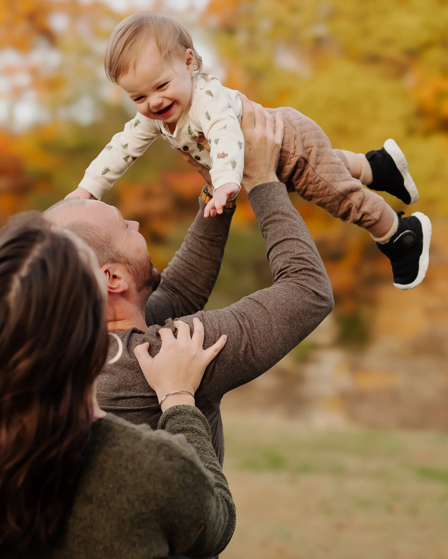 mark your calendars now.. i&rsquo;ll definitely be shooting some fall minis at this location next fall 🤩 when we pulled up, my jaw dropped seeing how beautiful the colors were alongside the bluffs!

#arkansasphotographer #arkansasphotography #arkans