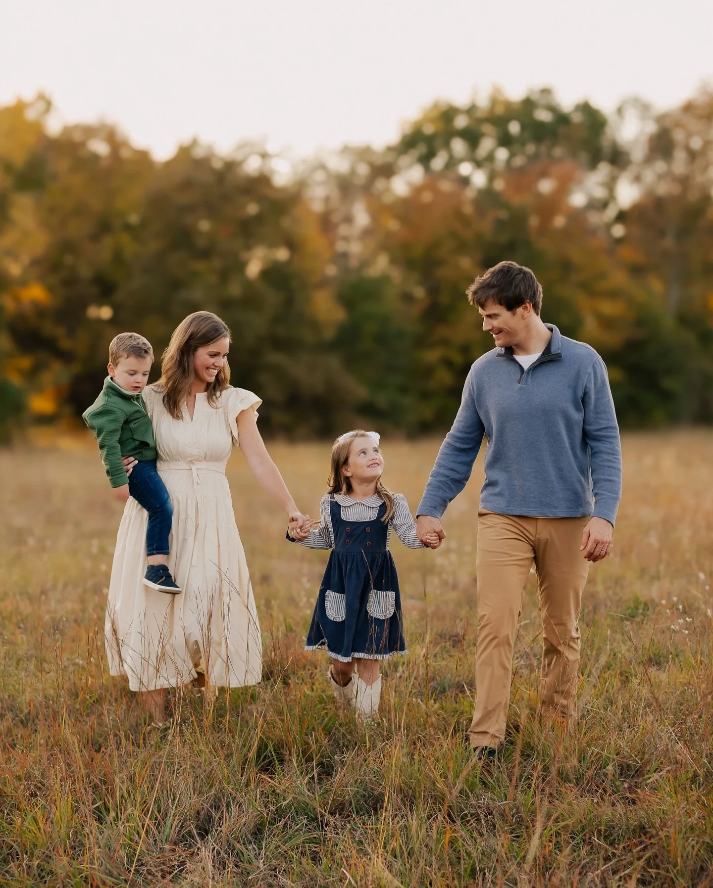 sharing these photos from the Gean family&rsquo;s gallery as we sit and wait for the @sdcattractions Christmas tree lighting 🎄

#arkansasphotographer #arkansasfamilyphotographer #portraitphotographer #familyphotography #christmastree #silverdollarci