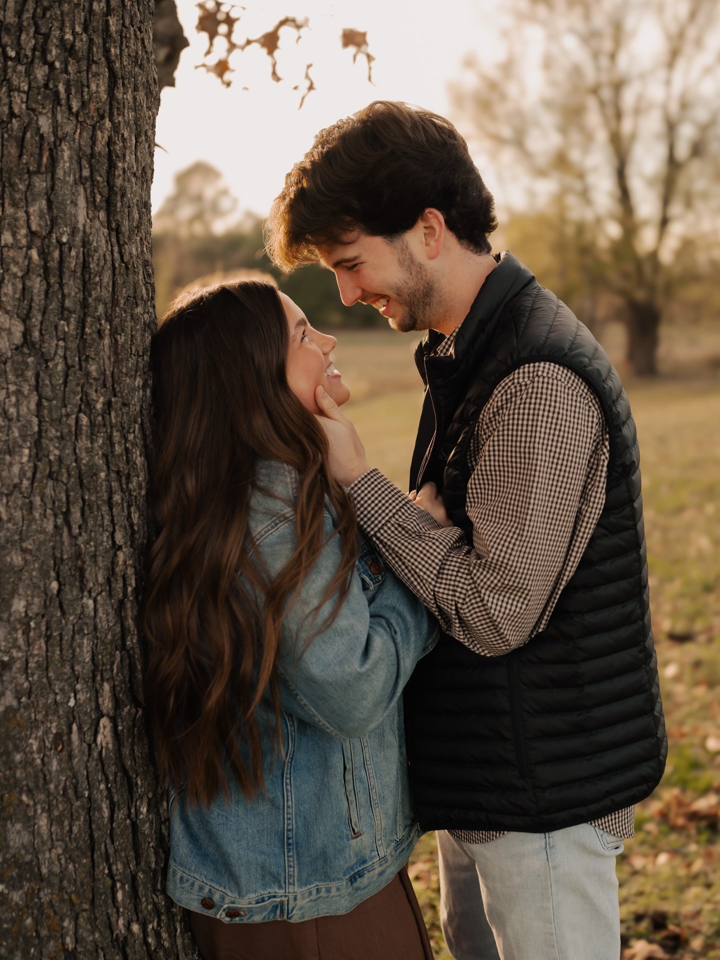 sneak peek of some golden hour engagements from last night ✨ can you tell we were freezing in 35&deg; weather?

#portraitphotography #arkansasbride #arkansasweddingphotographer #arkansaswedding #fallengagementphotos