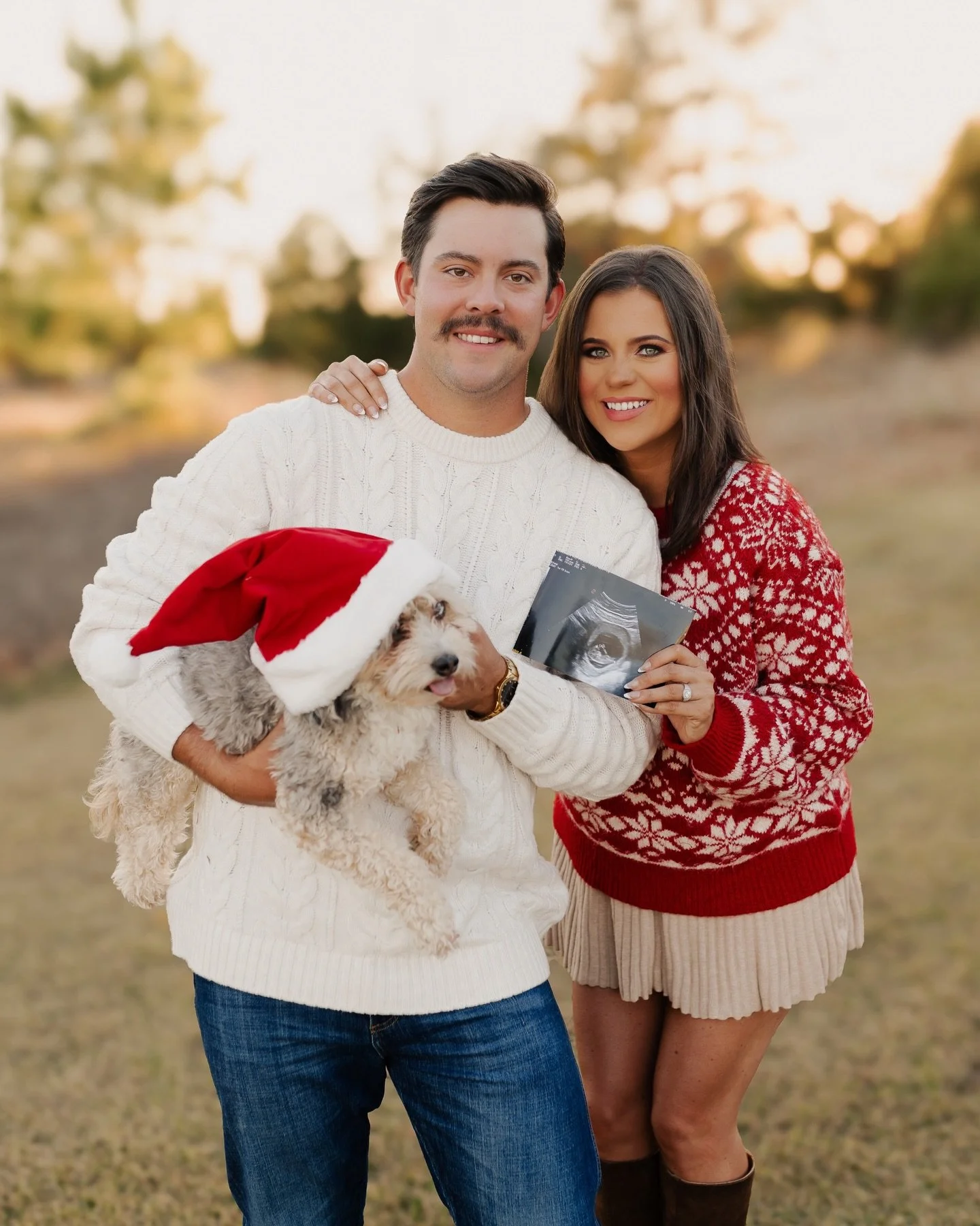 favorite mini of the year 🎄 so excited for my sweet friends! 

#arkansasphotographer #arkansasfamilyphotographer #pregnancyannoucement #christmasminisessions