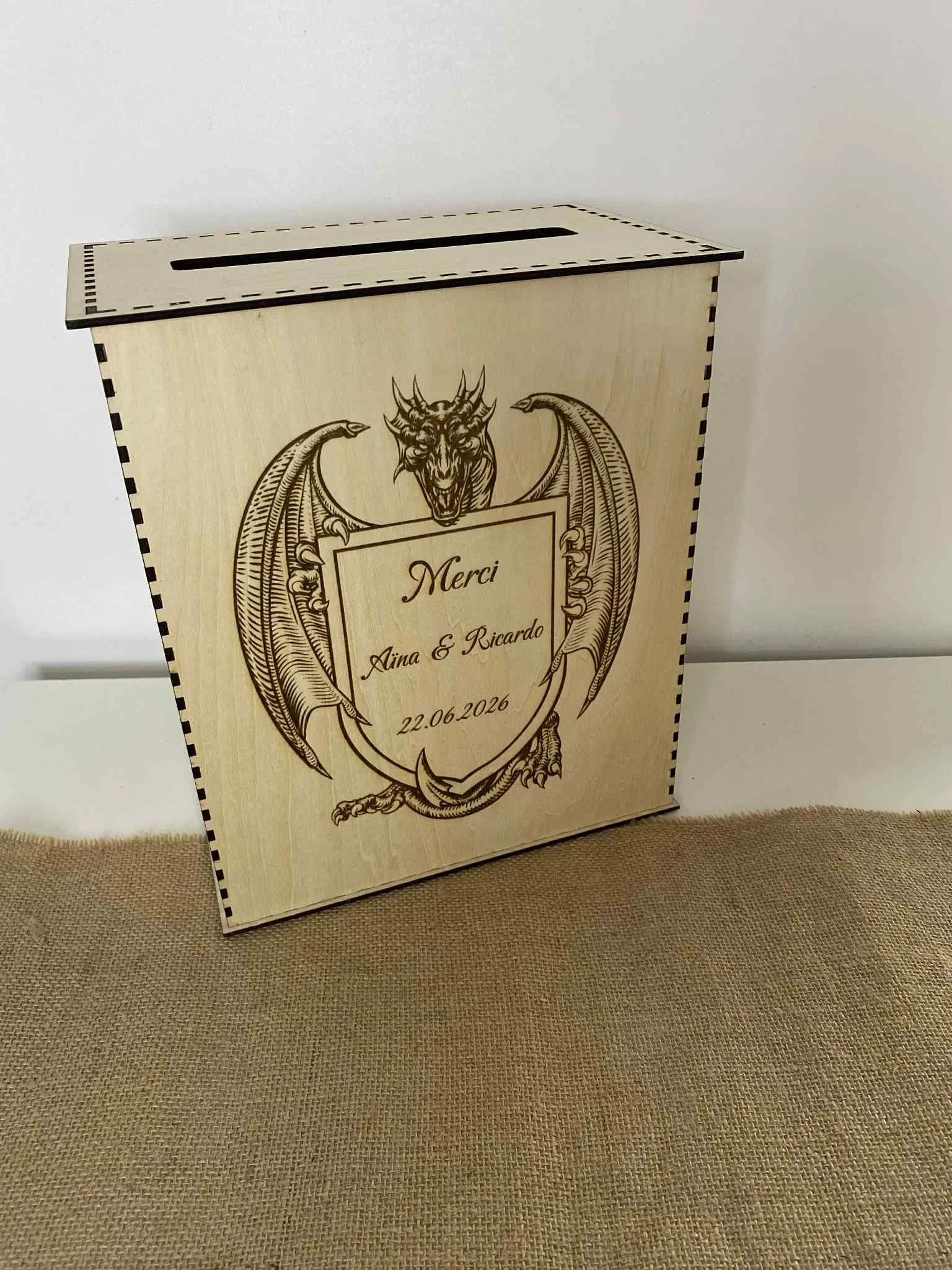 Boîte à enveloppes thème médiéval en bois personnalisée