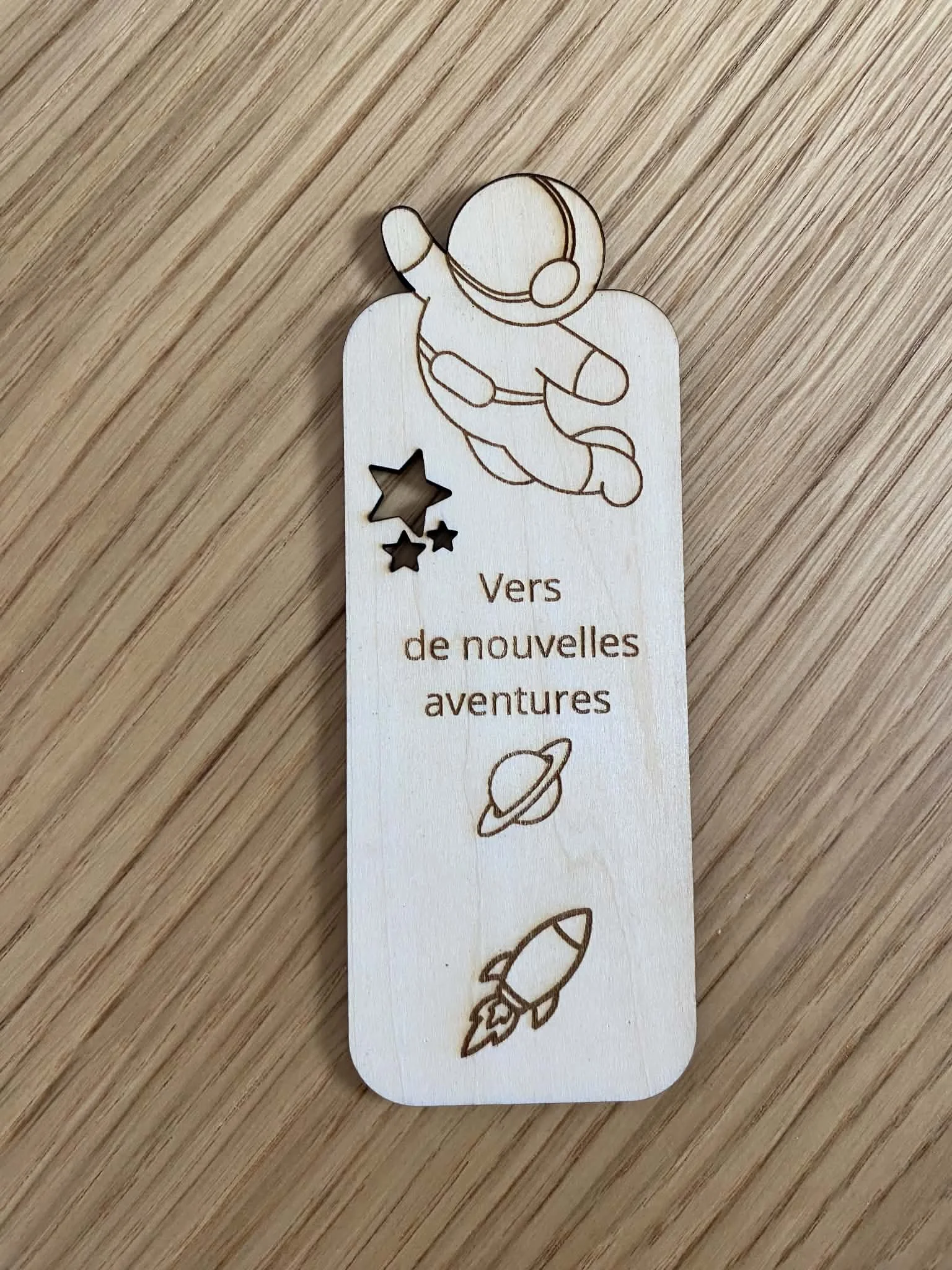marque-pages-enfant-astronaute-bois
