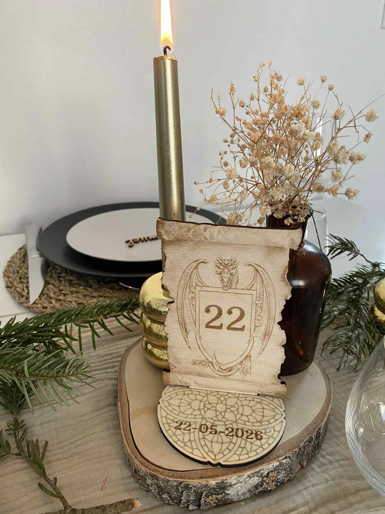 Numéro de table Parchemin avec Dragon et blason en bois