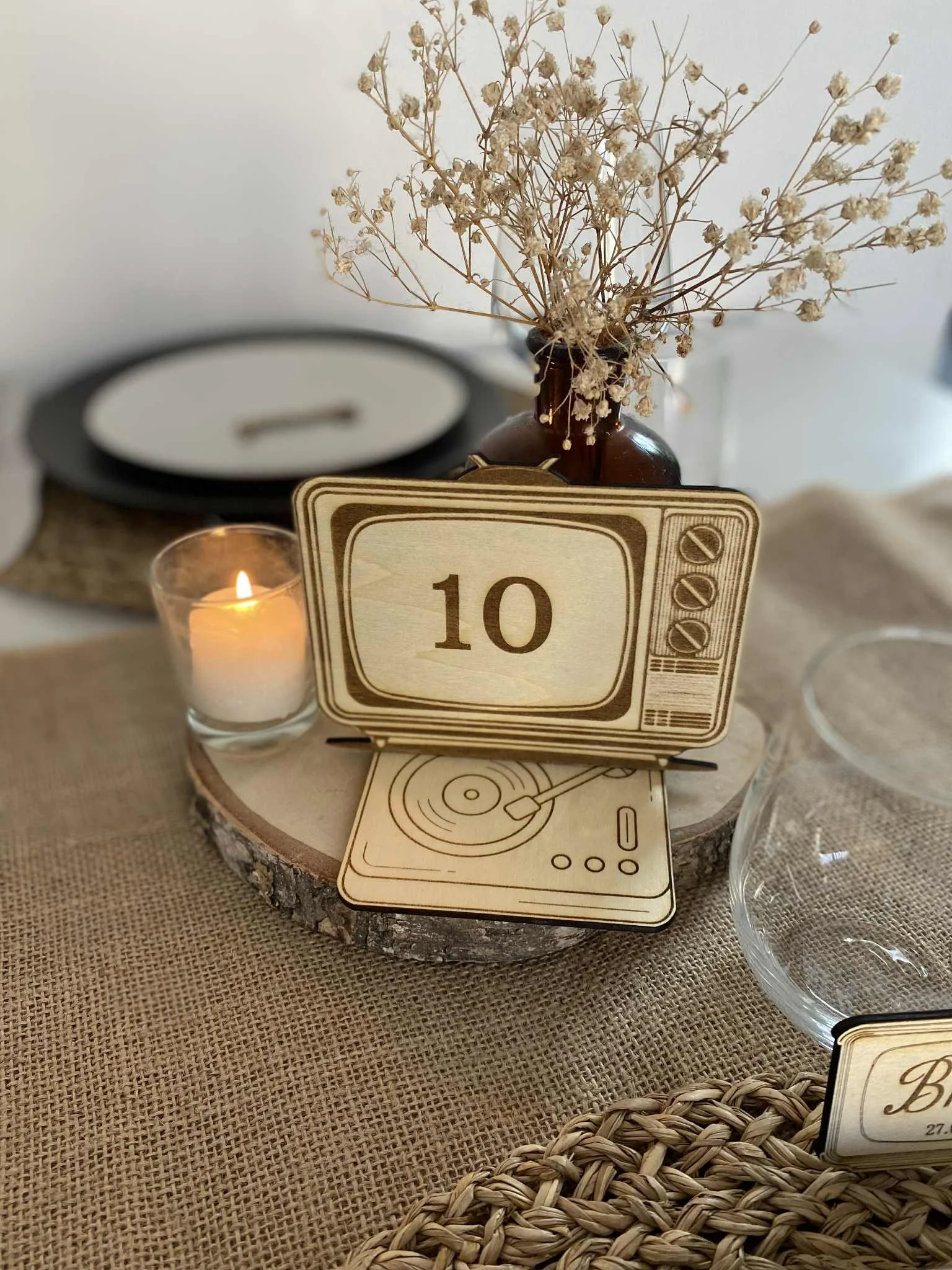 Numéro de table vintage en forme de télévision rétro