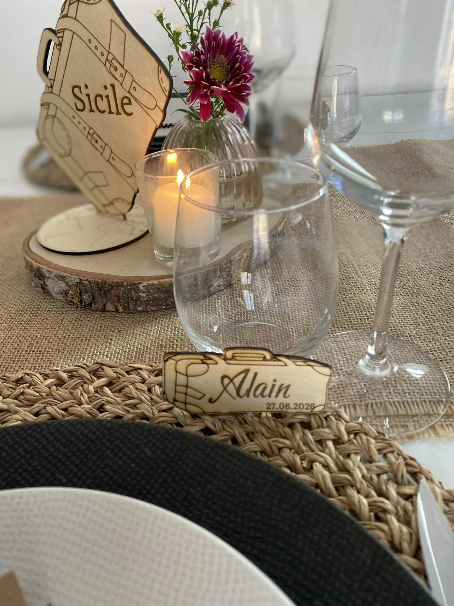 maques places - magnet - valise - voyage- aventure- bois gravé - mariage-invités - souvenir