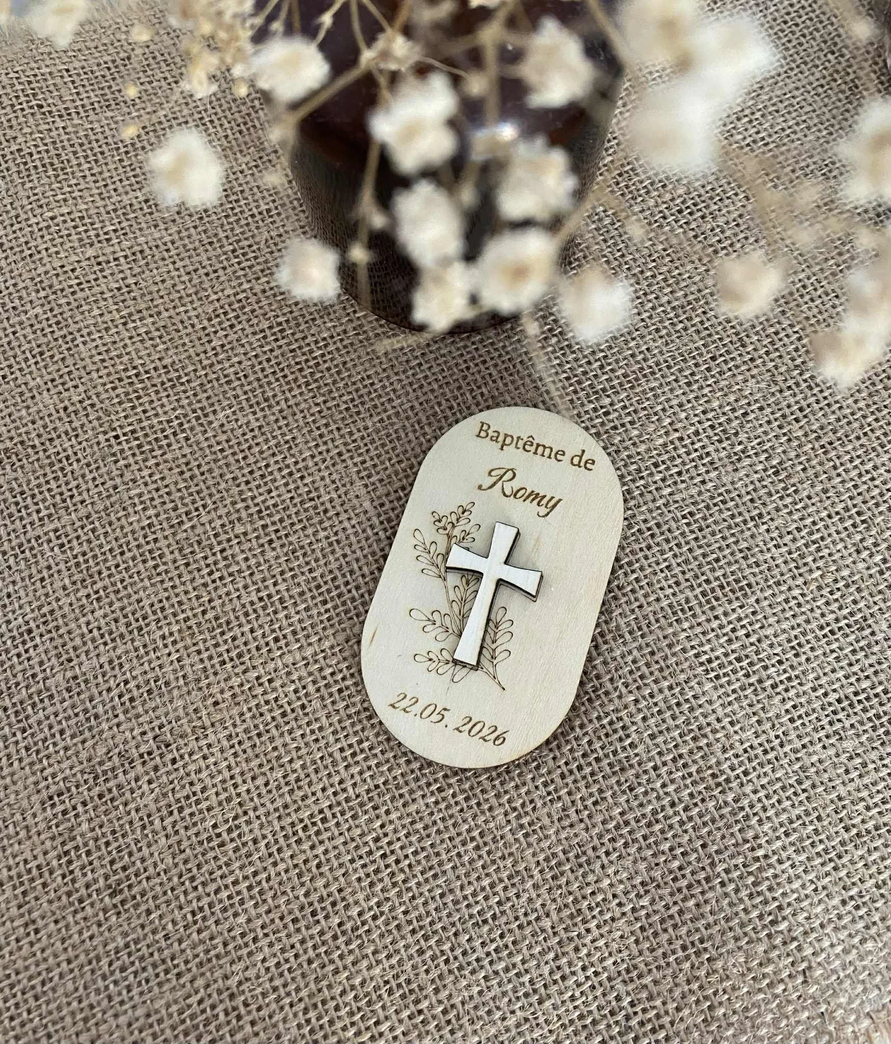 Magnet de baptême personnalisé en bois