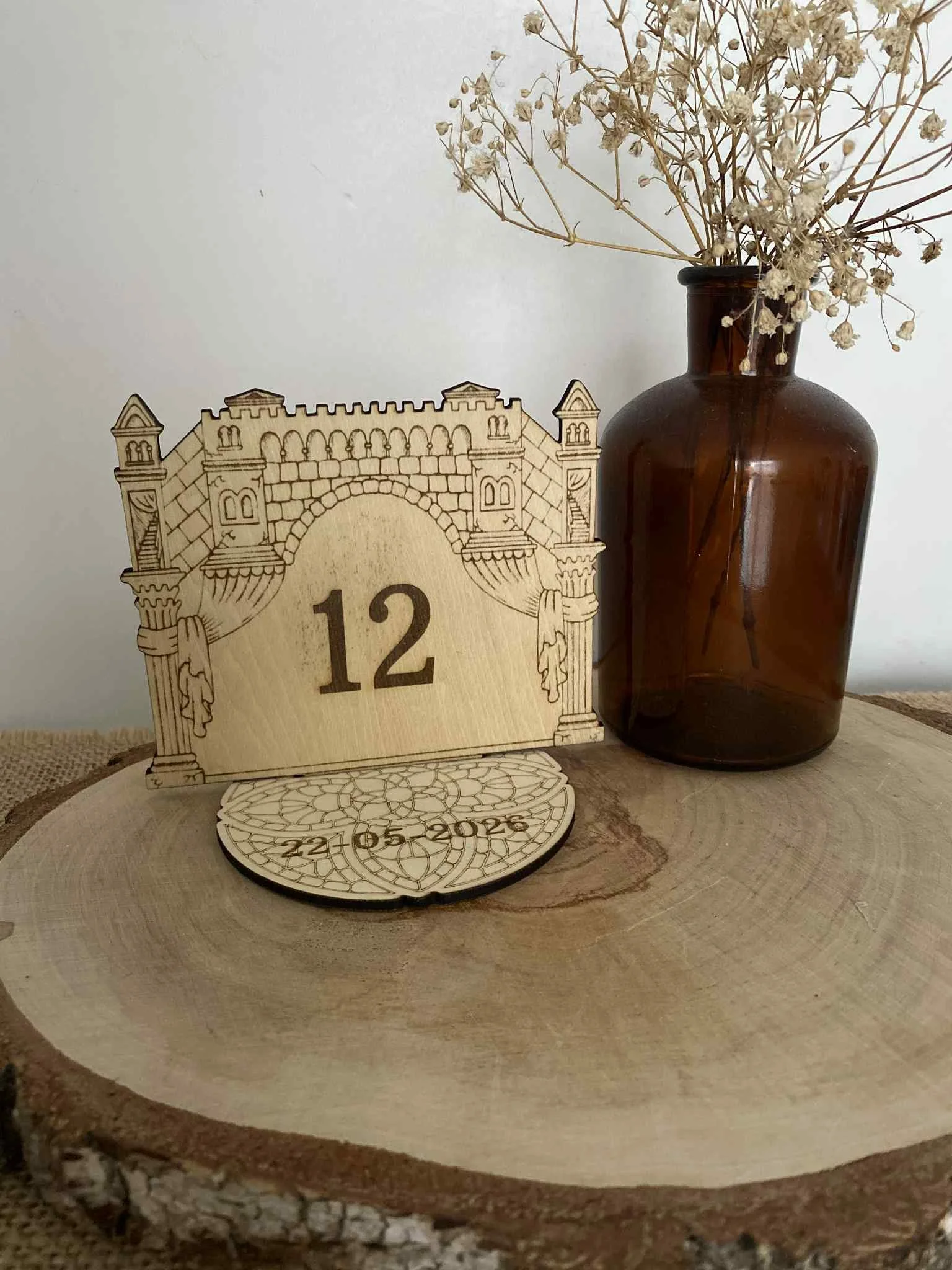 monument - château - numéro de table - décoration - mariage - soirée à thème - bois - art de la table - médiéval - histoire - fantastique