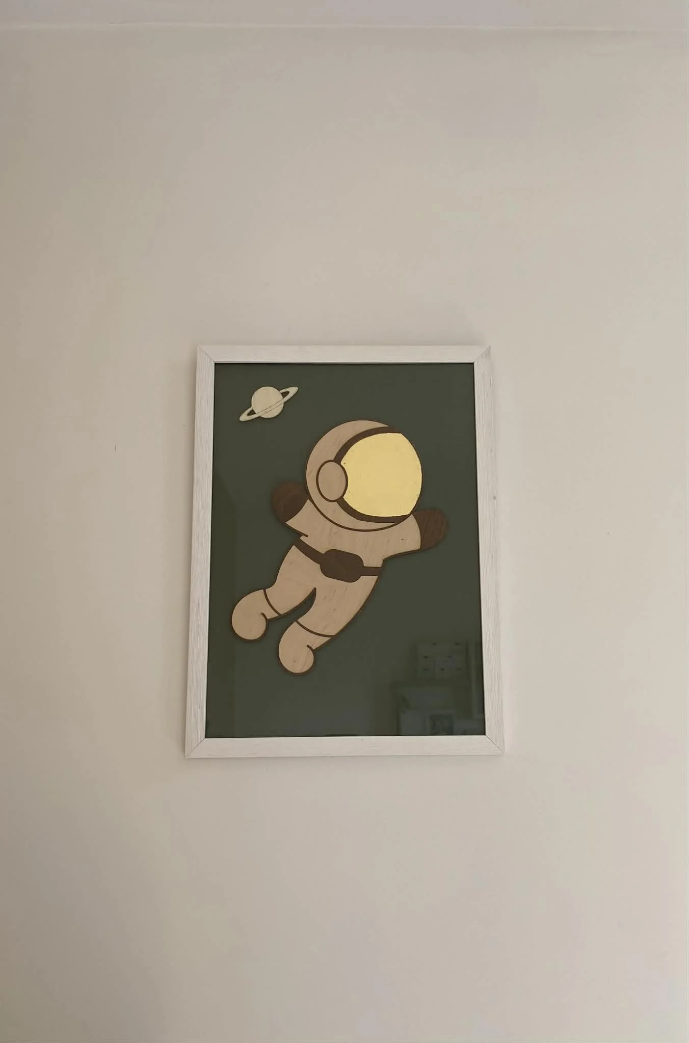 cadre-bois-or-astronaute-decoration-murale-espace-galaxie-