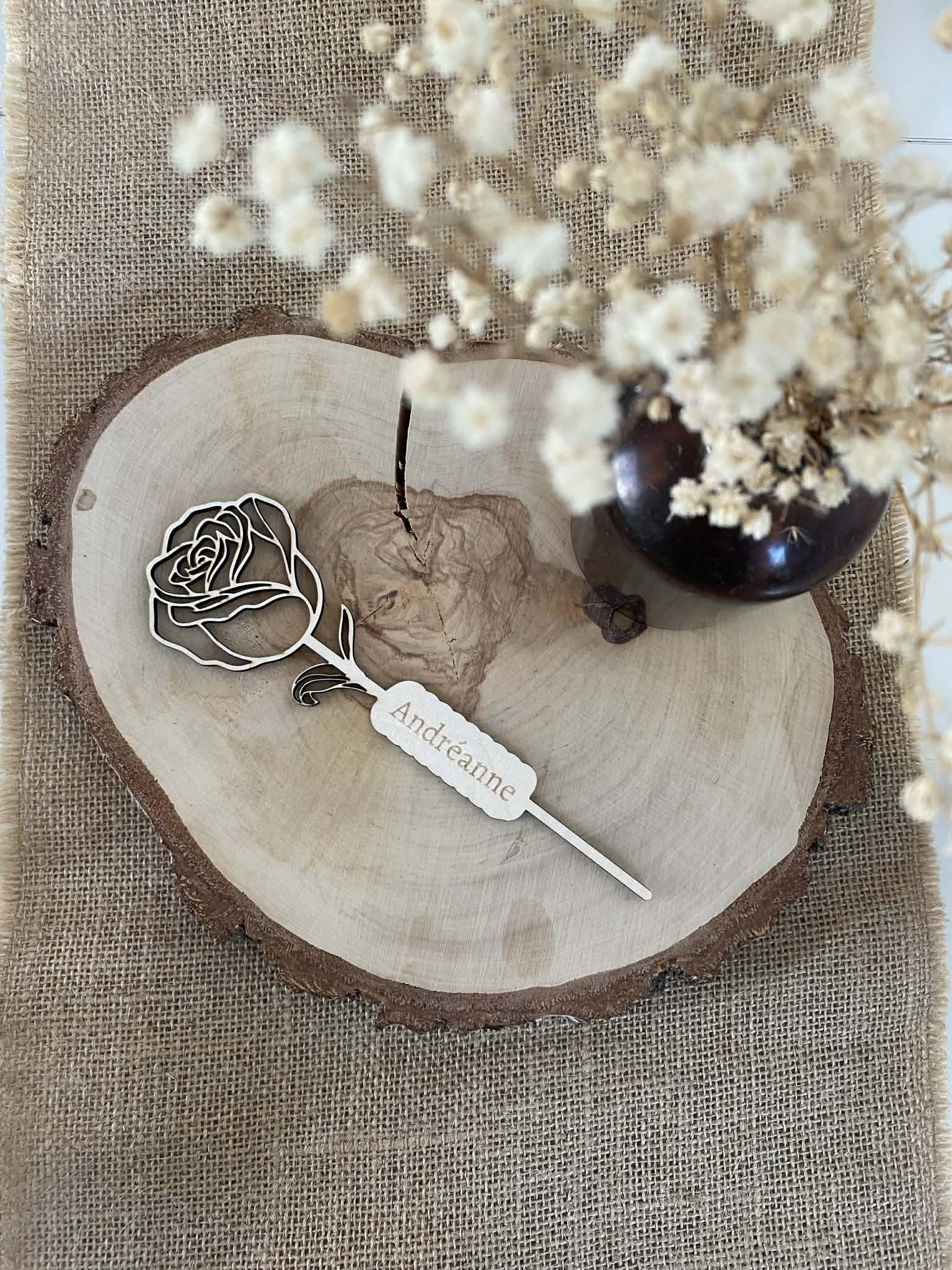 décoration-table-mariage-bois-personnalisé-prénom-invités