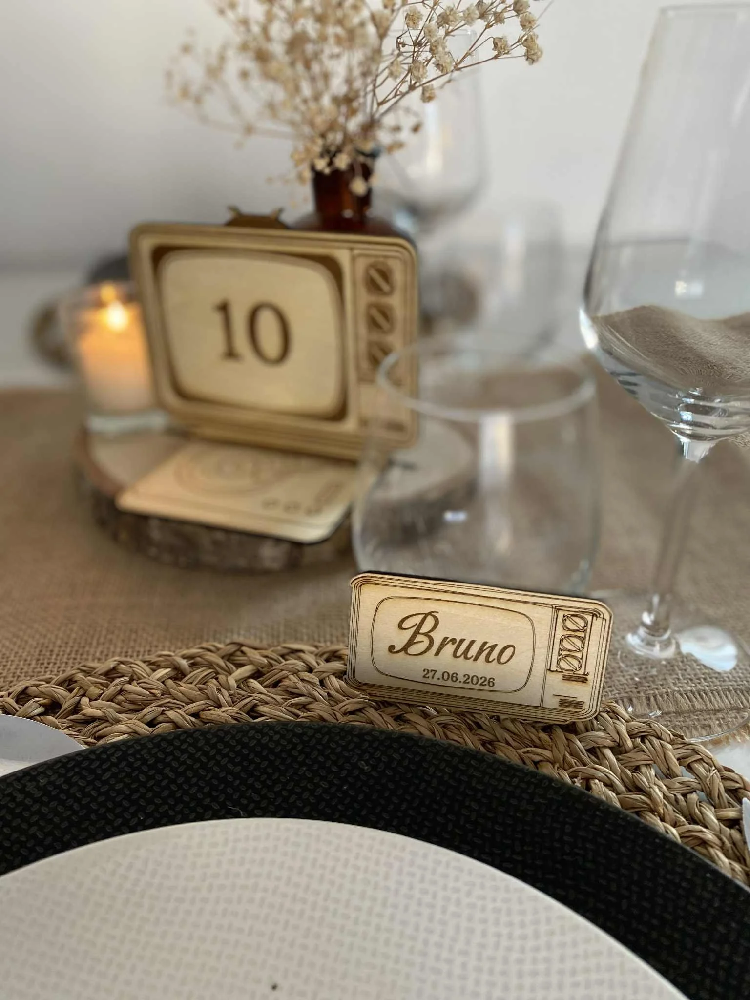 maques places - magnet - télévision - vintage - rétro- bois gravé - mariage-invités - souvenir