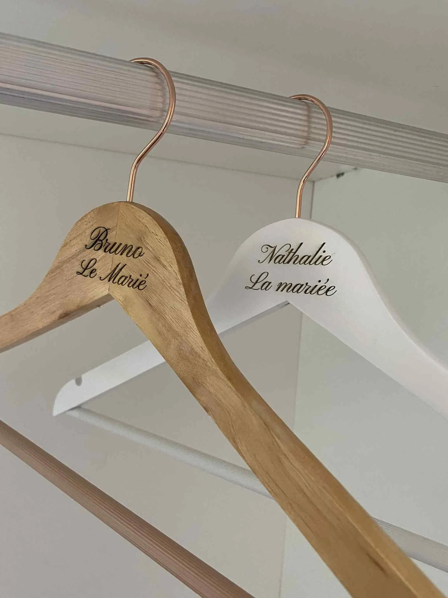 Cintres - bois - gravure - cadeau - marié - mariée - souvenir - mariage