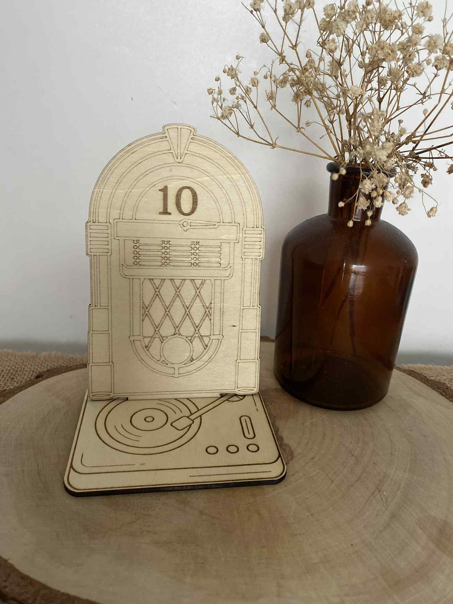 mariage-vintage-anniversaire-soirée à thème-bois-numéro de table-jukebox-ancien-musique