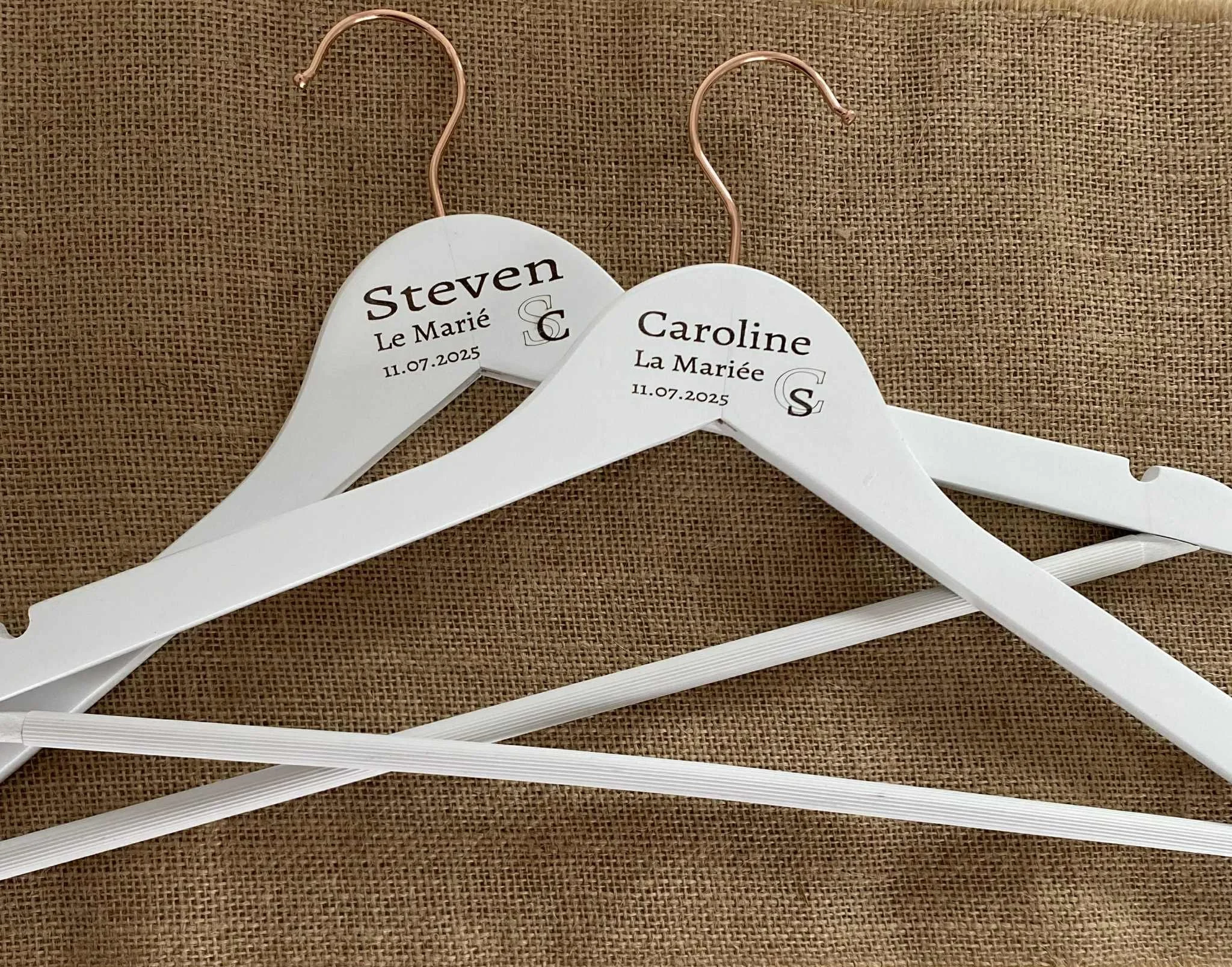 cintres - personnalisé- gravé - bois-mariage-prénoms - témoin-garcon dhonneur-demoiselle d'honneur-mariés-photomariage