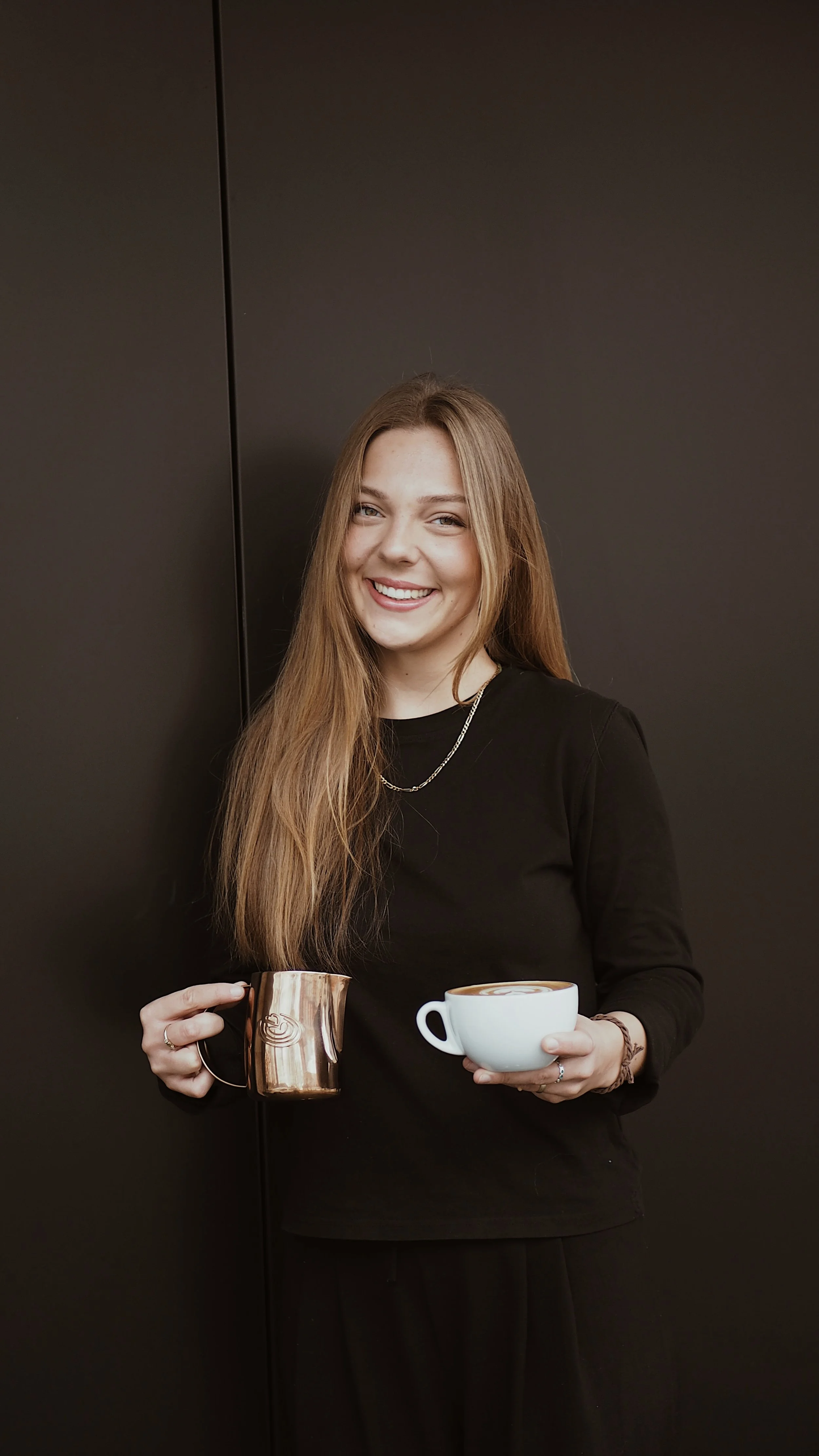 Mitarbeiterin Celine beim Latte Art Kurs