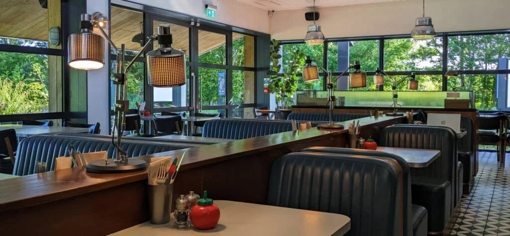 Mollies-Diner-Oxford-Tables-2023-CALIBRE-1024x474.jpg