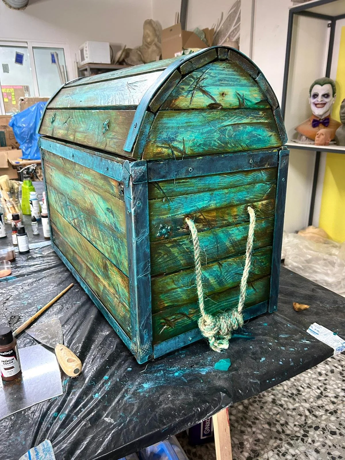 AMBIENTACIÓN PINTURA BAUL PORTAVENTURA.jpeg