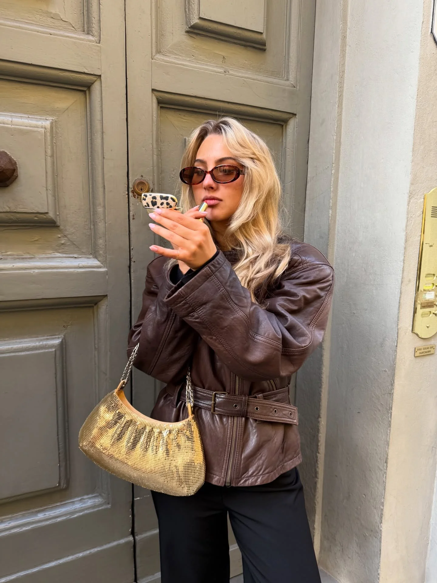 sparkle season✨

N&auml;r kylan drar in &ouml;ver de smala gr&auml;nderna tystnar Florens. Under den stj&auml;rnklara natthimlen bjuder de varma ljusen fr&aring;n Santa Croce in till marknad. Och n&auml;r doften av rostade kastanjer sveper sig fram &