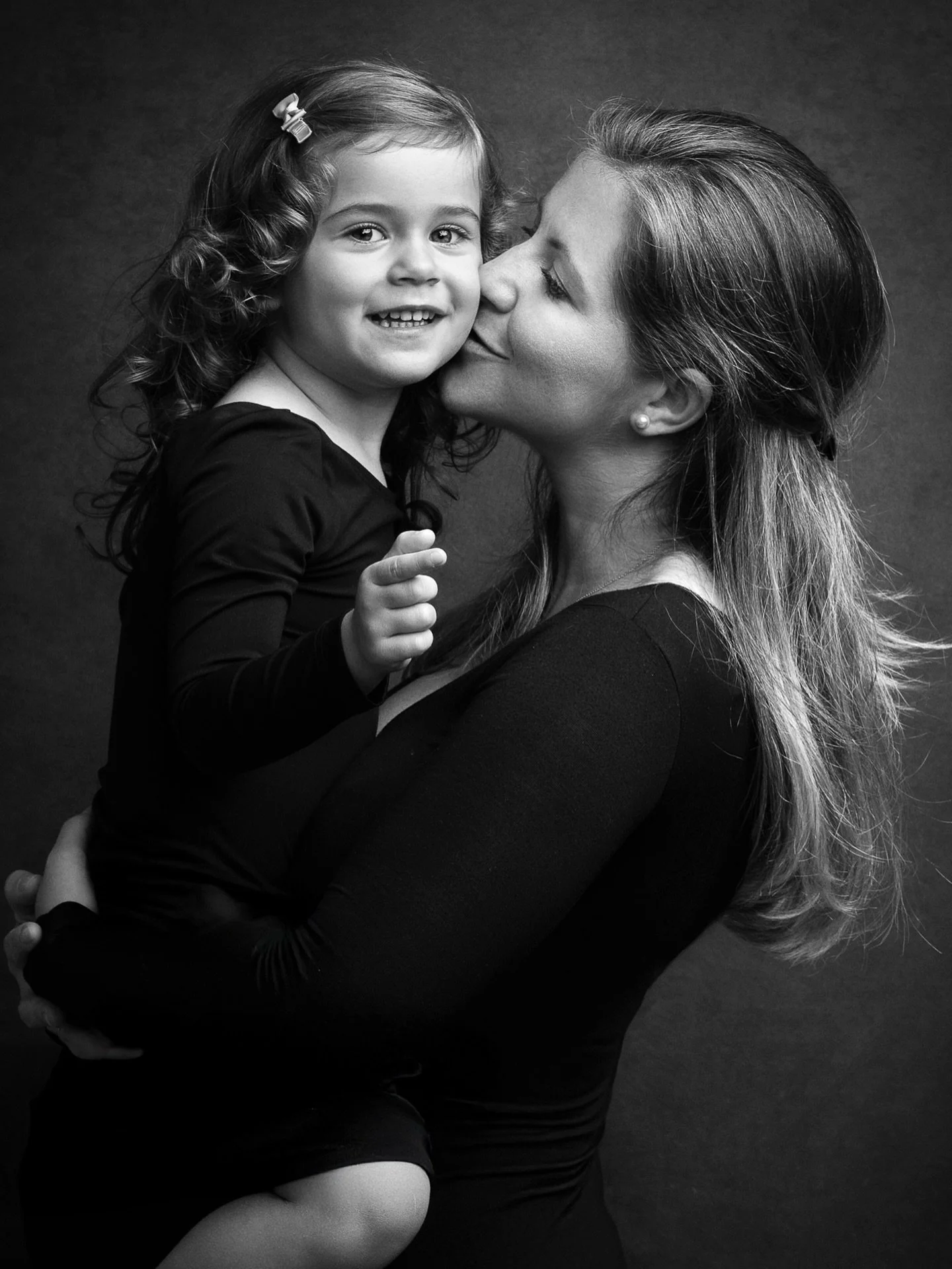 Mother&rsquo;s Day is almost here. And if there&rsquo;s one thing most mothers quietly wish for, it&rsquo;s to be in the pictures with their loved ones. 🤍

Not someday. Not when life feels less busy.
But now. ✨

Our Motherhood Mini Sessions take pla