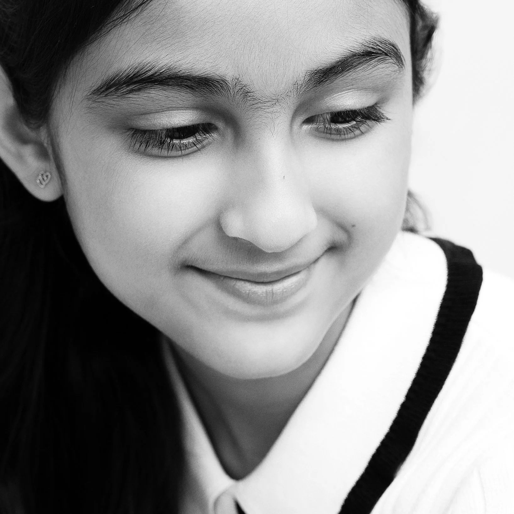 close-up-black-and-white-portrait-of-a-young-teenager-fmaily-photoshoot