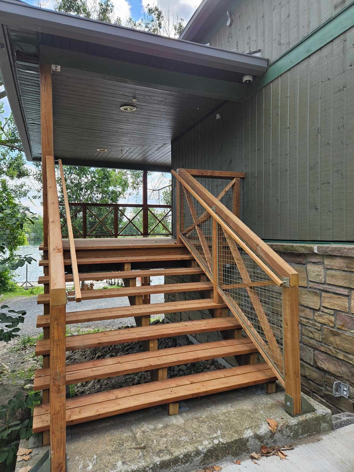 Escalier - terrasse commerciale - Pavillon des activités nautiques - Parc Jean-Drapeau