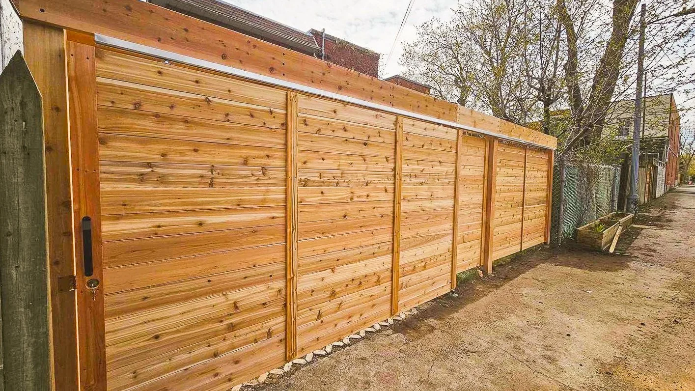 cloture en bois de cedre avec remise intégré et porte coulissante pour voiture