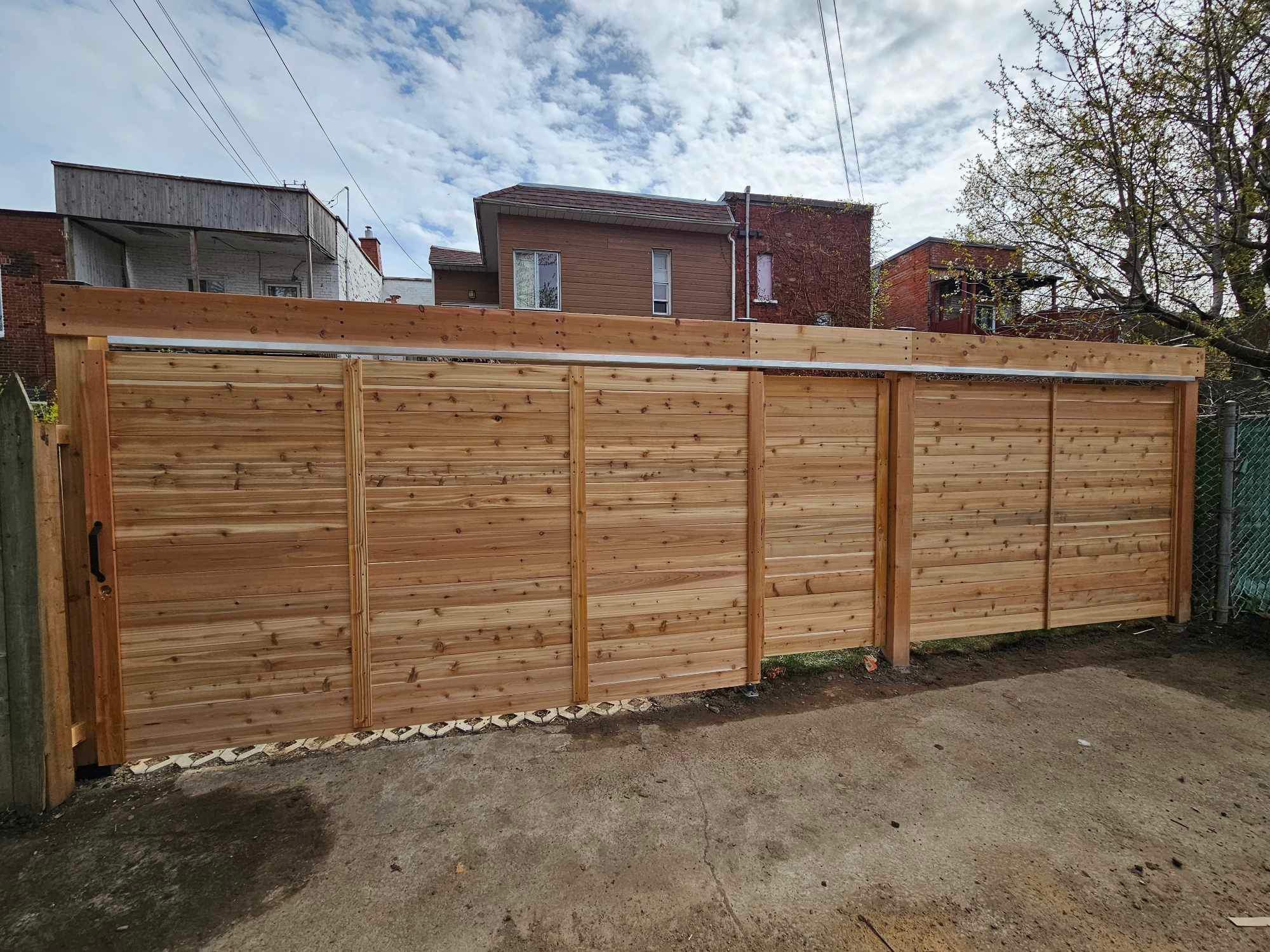 cloture en cedre avec porte coulissante pour voiture