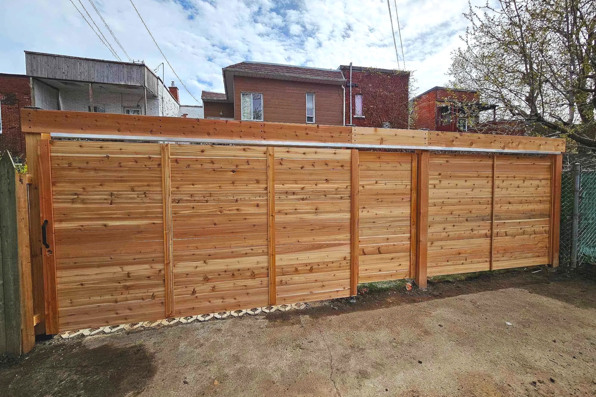 Porte coulissante en cedre_Saint-Henry.JPG