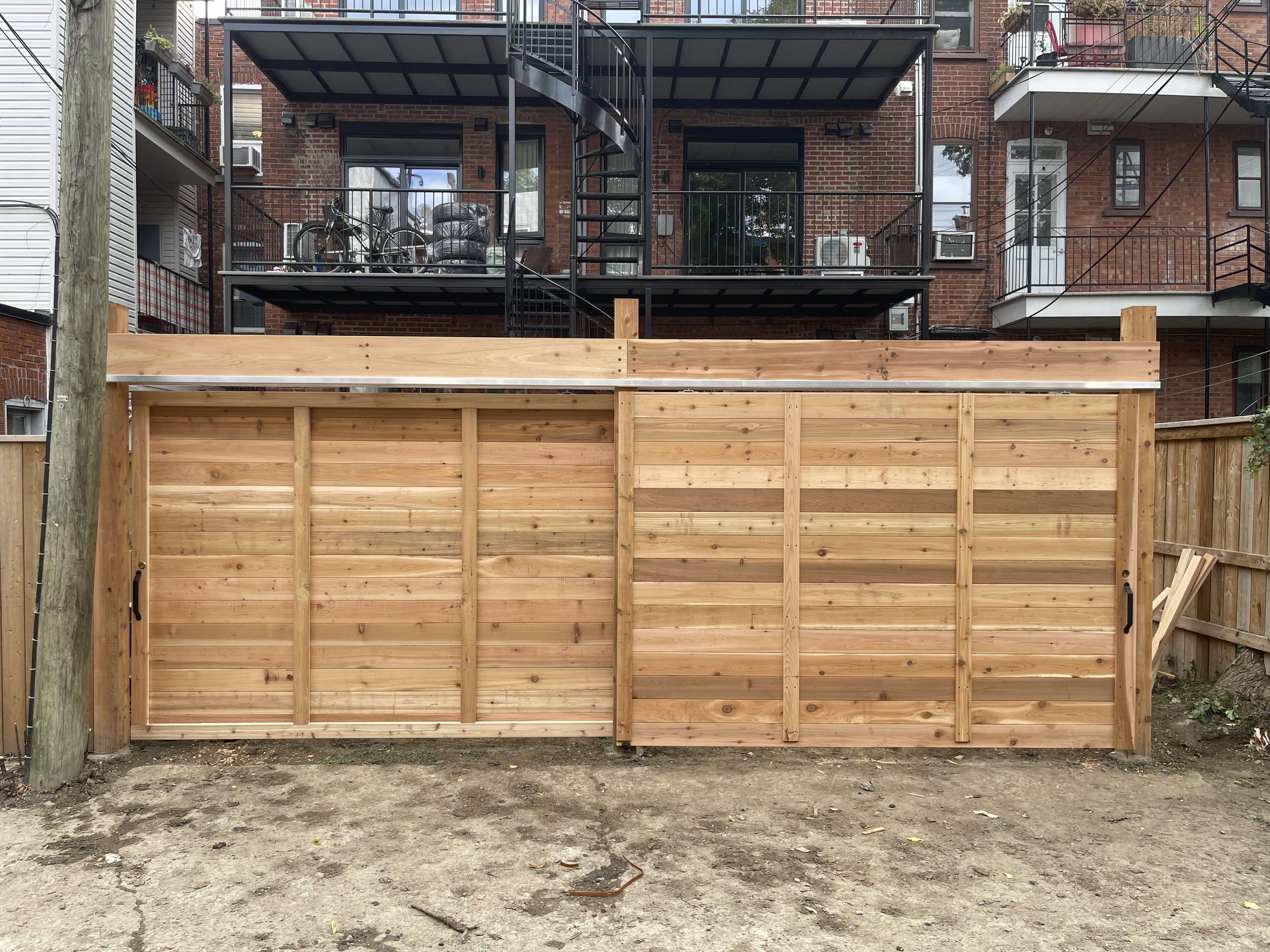 Clôture horizontale à Montréal : prix et installation